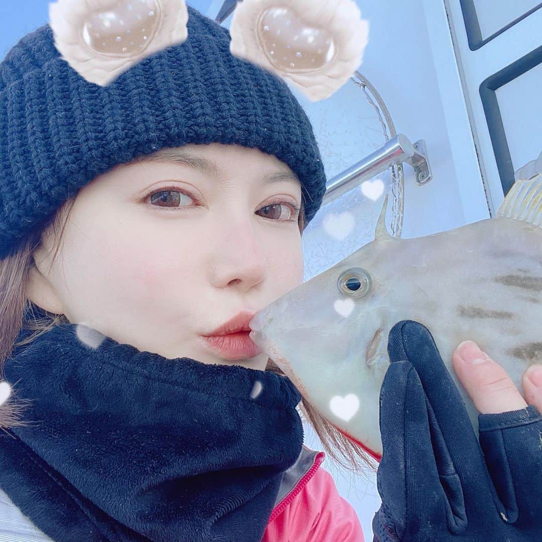 里美ゆりあのインスタグラム：「大好きな#カワハギ ちゃんに会えた❤❤❤ 一年ぶりのカワハギ#Kiss #love 時間ギリギリに#3枚目 #釣れた #愛してる とついつい言っちゃった〜(*¯︶¯♥) 今夜は君を食べちゃうよ❤❤❤」