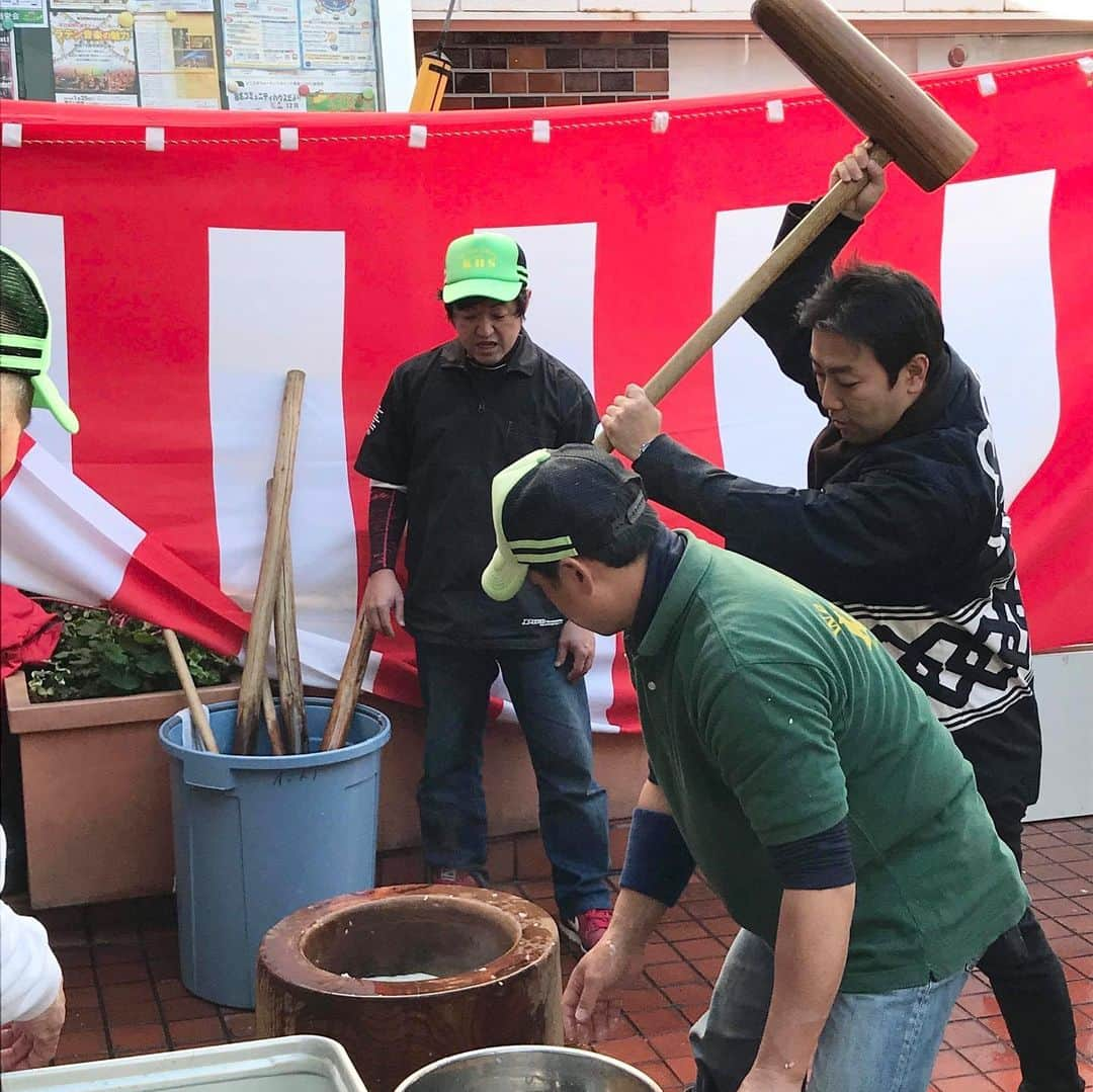 中谷一馬さんのインスタグラム写真 - (中谷一馬Instagram)「‪日曜日は、#お餅つき 日和☺️‬ ‪腕がパンパンですが、良い汗をかきました😅笑‬ ‪#横浜市 #港北区 #都筑区‬ ‪#富士塚自治会もちつき大会‬ ‪#加藤様宅前‬ ‪#菊名東口商栄会‬ ‪#菊名駅東口‬ ‪#太尾西町会おもちつき大会‬ ‪#太尾西町会館‬ ‪#師岡町内会もちつき大会‬ ‪#師岡町会館‬ ‪#新羽町自治会餅つき大会‬ ‪#新羽町自治会館‬」12月8日 16時55分 - kazuma_nakatani