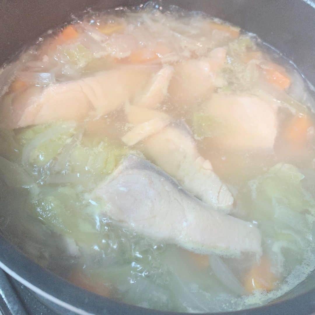 椿姫彩菜さんのインスタグラム写真 - (椿姫彩菜Instagram)「寒かったしどうしてもお腹いっぱいポトフ食べたくてサーモンやまもりどっさりポトフ作ったー🤤🤤🤤🤤うまし🤤💓💓💓💓 ポトフはフランス語なんですよ！ pot au feu!!」12月8日 17時03分 - tsubakiayana
