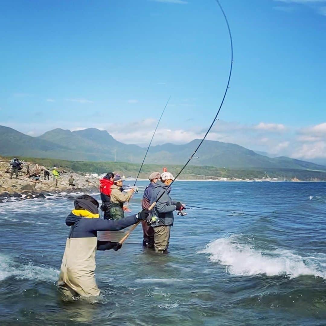 スーパーナブラのインスタグラム：「． ． 北海道の鮭釣り🎣 深い場所に立ち込んでいるようですが 水深はとなりのおっちゃんのヒザです😭 ． 本当に苦労した鮭釣りのお話しです✨ ． 動画の中でも書きましたが 電車結び知りませんでした😅笑 8の字結びは登山の方で知っていたけど 釣りでもあってびっくり💦 ． 北海道でお世話になった方々 あれから2ヵ月近く経ちますが ようやく動画にすることができました 立派な鮭釣らせてもらって 本当にありがとうございました！ ． ちなみに… 動画のなかの「プロアングラー」が ももちゃんですよ → @momo_love5811 あと少しで5000✨ 中学生の釣りガール応援してね😊 ． 🍜おしらせ🍜 YouTubeに動画を投稿しました YouTubeからスーパーナブラで検索か Instagramの自己紹介欄中のURLから みてもらえたらうれしいです💕 ． #鮭#イカ#エギング#青森#北海道#札幌 #東北#風景#海#温泉#旅館#ホテル #グルメ#露天風呂#GW#車中泊 #景色#釣り#ブラックバス#マグロ #発見#おでかけ#女子旅#ツーリング#魚 #自然#釣り#釣りガール#YouTube#旅 ．」