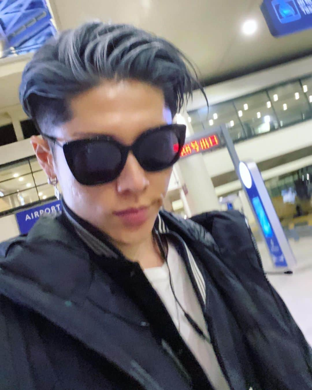 雅-MIYAVI-さんのインスタグラム写真 - (雅-MIYAVI-Instagram)「Secret Mission in... 🇨🇳 ちょっと上海に寄り道の図 at 5AM 很困了。。zzz🥱zzz #NoSleepTillShanghai」12月8日 17時06分 - miyavi_ishihara