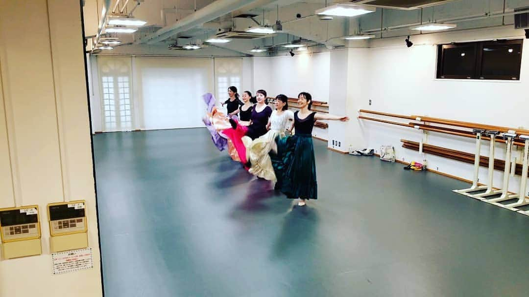 風花舞さんのインスタグラム写真 - (風花舞Instagram)「Chacott(日)ダンスplus、本日も終了しました。ご参加くださった皆さん、ありがとうございました。  先週に引き続きミュージカル曲。 今日は人数が少なかったので、このミュージカルの時代のような衣装を意識して踊れるように、私の重たいロングスカート(薄紫色)を全員1回ずつ履いて踊っていただきました。  スカートに空気を含ませてふんわり動かせるように、裾がキレイに動くように。  スカートの重さや長さによって、また曲調や振りによってもスカートのさばき方が変わります。 なかなかレッスンで重たいスカートを履く機会はないと思うので、今日は良い練習になったと思います。  腰から重りを下げて踊っているようなものなので、少し回っただけでスカートに体をもっていかれますし、足をあげるのもなかなか大変です。 スカートに振り回されないようにするには、体がぶれないようにインナーマッスルを自然と使います。  重たい衣装、7cmピンヒール、鬘…それらを装着&早替わりをして裏を走り回り、奈落への階段・大階段のかげ段を猛スピードで移動…&、結構ハードなナンバーを踊らせていただいていた現役時代の私は、舞台に出ながら筋トレをしていたようなものでした。  一般のレッスンで重たいスカートで練習する必要はありませんが、今日は衣装で踊る雰囲気を味わっていただけたと思います。  来週からは新しいナンバーになります。 2019年Chacottダンスplusでの最後のナンバー、ぜひ一緒に踊りましょう♪ ご参加お待ちしています。  事前予約制のクラスですので、Chacott渋谷スタジオにご予約お願いします☎️ 持ち物、曲名などはご予約の際にスタッフにお尋ねください ※IGTVに動画2本あげています。 投稿ページのプレビューは数日後削除しますが、IGTVでは引き続きご覧いただけます  #Chacott#渋谷スタジオ#毎週#日曜日#ダンスplus#宝塚#ミュージカル#シアターダンス#ダンス#レッスン#クラス#dance#lesson#class#動画#IGTV#ロングフレアースカート#風花舞」12月8日 17時12分 - kazahanamai_official