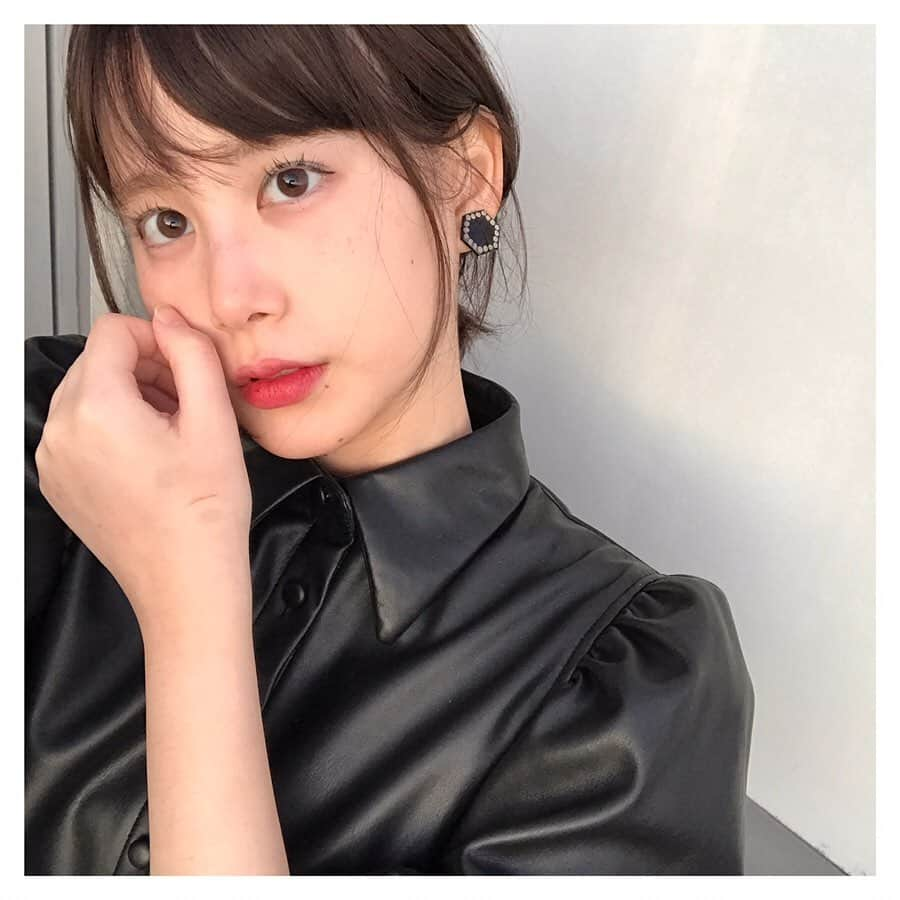 金城茉奈のインスタグラム：「今日も1日お疲れ様です☺︎ 久しぶりのInstagram更新になってしまいごめんなさい💦  #いいお天気でしたね#me#顔に手を添えがちな件」