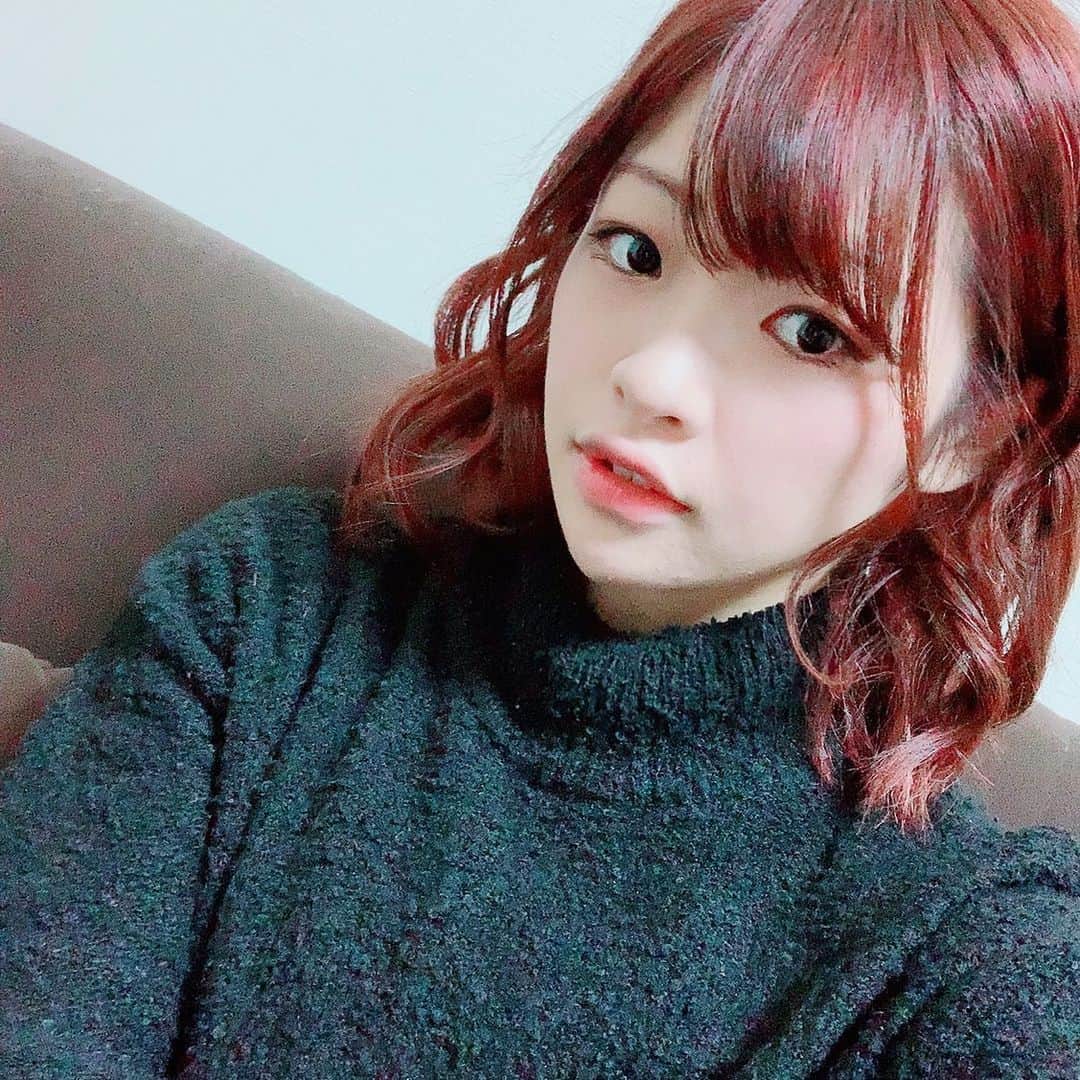 知念紗耶のインスタグラム：「Newヘア✨ 久々に前髪作って赤くしました❤️」