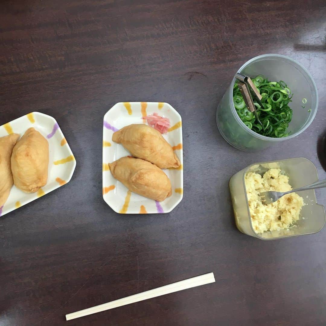 工藤まやさんのインスタグラム写真 - (工藤まやInstagram)「いなり寿司を前菜に、メインは釜揚げ。たらいで食べる熱々うどんをすすりながらつゆもごくごく飲むスタイル。あったまるわ、染みるわ😍　#香の香#うどん#香川#元祖メンバー大集合」12月8日 17時21分 - mayahawaii325