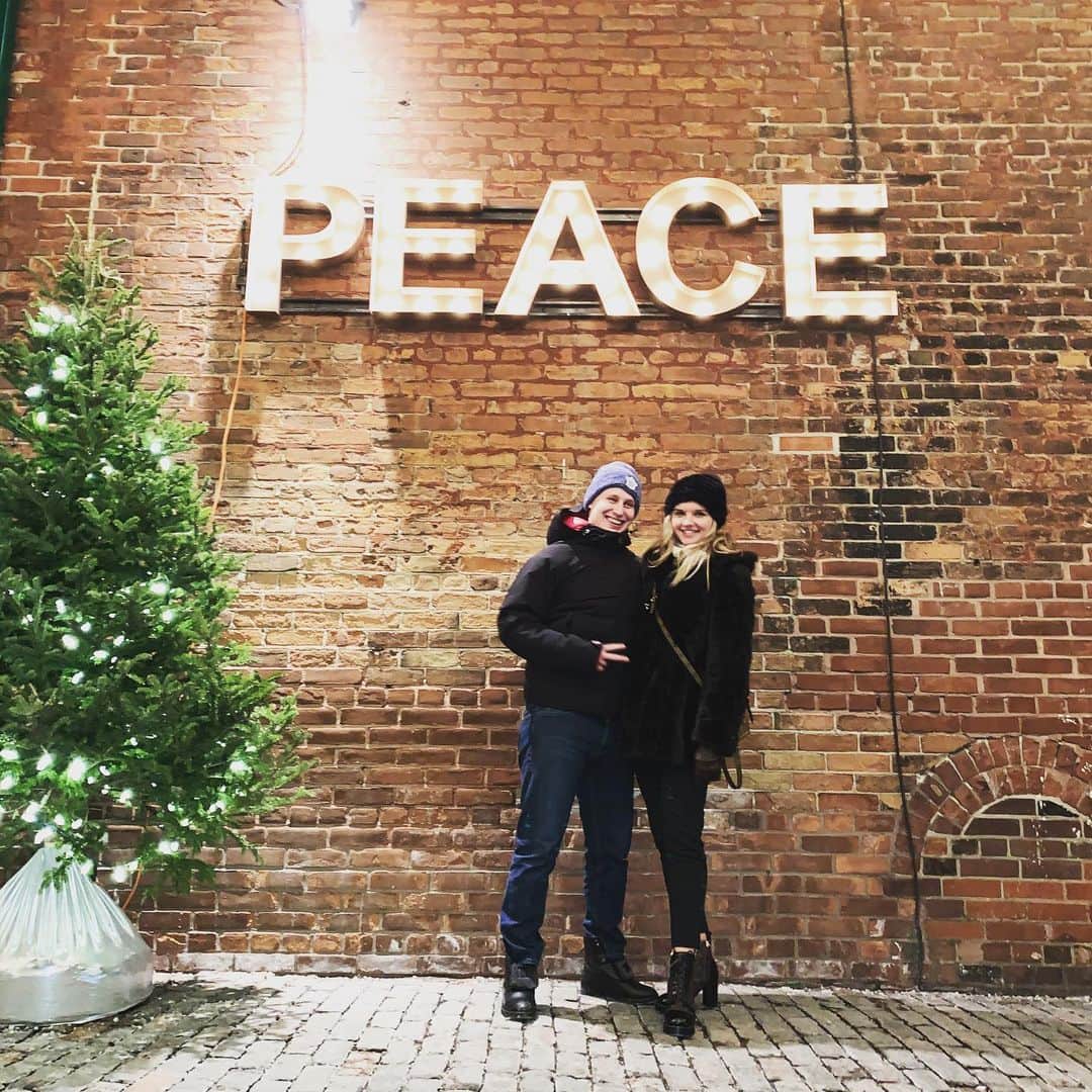ナタリヤ・ポポワのインスタグラム：「“World peace begins with inner peace” -Dalai Lama ☮️ ✌️✨ #peace #holidayseason #christmasmarket」