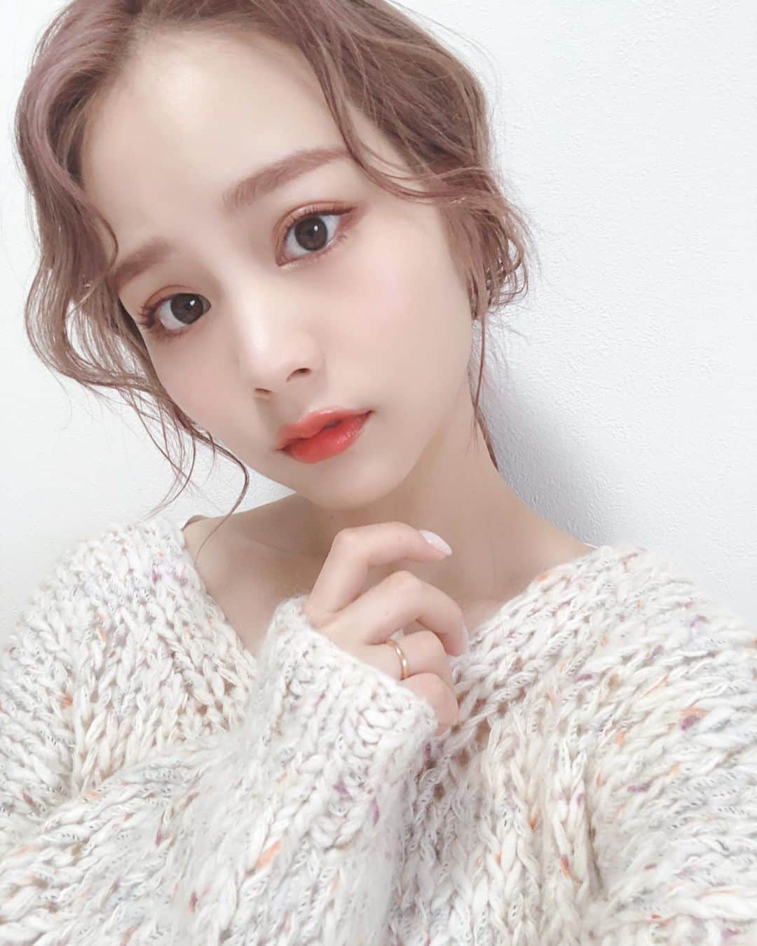 のインスタグラム：「ㅤㅤㅤㅤㅤㅤㅤㅤㅤㅤㅤㅤㅤ インテグレートから素敵なものを頂きました🎁 人気のプロフィニッシュファンデーションの リキッドファンデーションverが新しく出たみたい❤︎❤︎ ㅤㅤㅤㅤㅤㅤㅤㅤㅤㅤㅤㅤㅤ ツヤ肌に仕上げたいときは このプロフィニッシュリキッドがおすすめ👼ㅤㅤㅤㅤㅤ毛穴がきれいにカバーされるのに透け感のある仕上がり🥺❤️ ㅤㅤㅤㅤㅤㅤㅤㅤㅤㅤㅤㅤㅤ Tゾーンとか自然なツヤを演出できてすごくいい✨ しかも肌にうるおいを与えてくれて乾燥を防いでくれる商品みたい😳👏 ㅤㅤㅤㅤㅤㅤㅤㅤㅤㅤㅤㅤㅤ ふんわりに仕上げたい時はパウダリータイプ ツヤ肌に仕上げたいときはこのリキッドタイプがおすすめ💕 仕上りの好みで選べるようになったよ🙏ㅤㅤㅤㅤㅤㅤㅤㅤ外の空気とか暖房で肌の乾燥を感じやすくなる 秋冬に沢山使いたいな 🌾 ㅤㅤㅤㅤㅤㅤㅤㅤㅤㅤㅤㅤㅤ @integrate_jp #インテグレート　#プロフィニッシュリキッド　#プロ級ファンデ　#リキッドファンデーション　#ベースメイク　#PR」