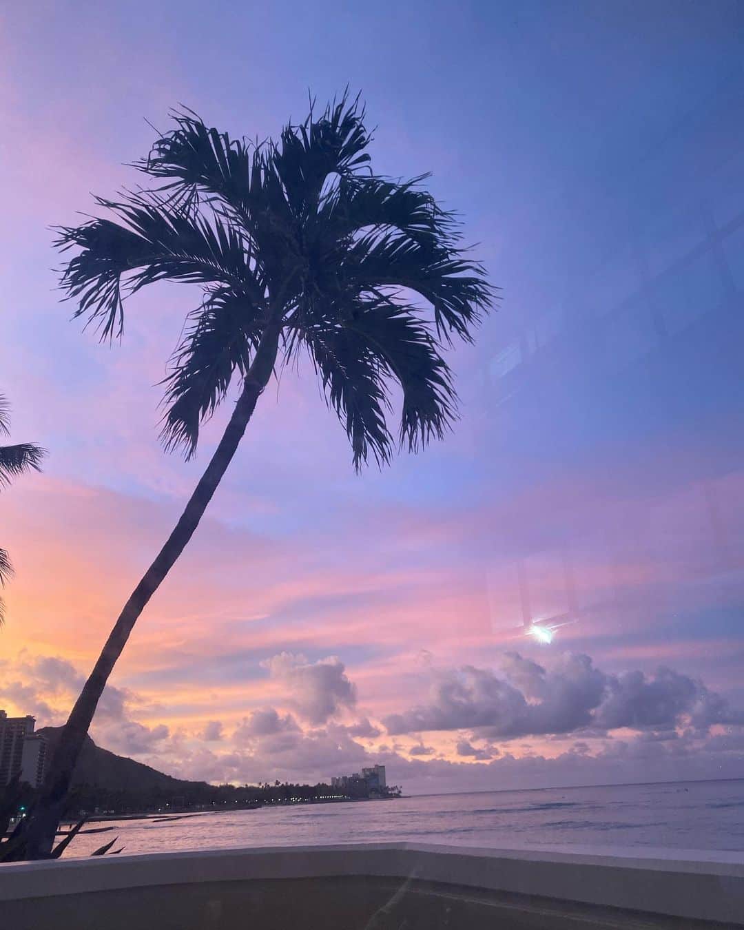 伊藤羽仁衣さんのインスタグラム写真 - (伊藤羽仁衣Instagram)「朝焼けが最高に綺麗だった🌴 加工なしのでこの色… また油絵始めたいな…🎨 . #hawaii  #hanyito #beautifulsky」12月8日 17時28分 - hanyito