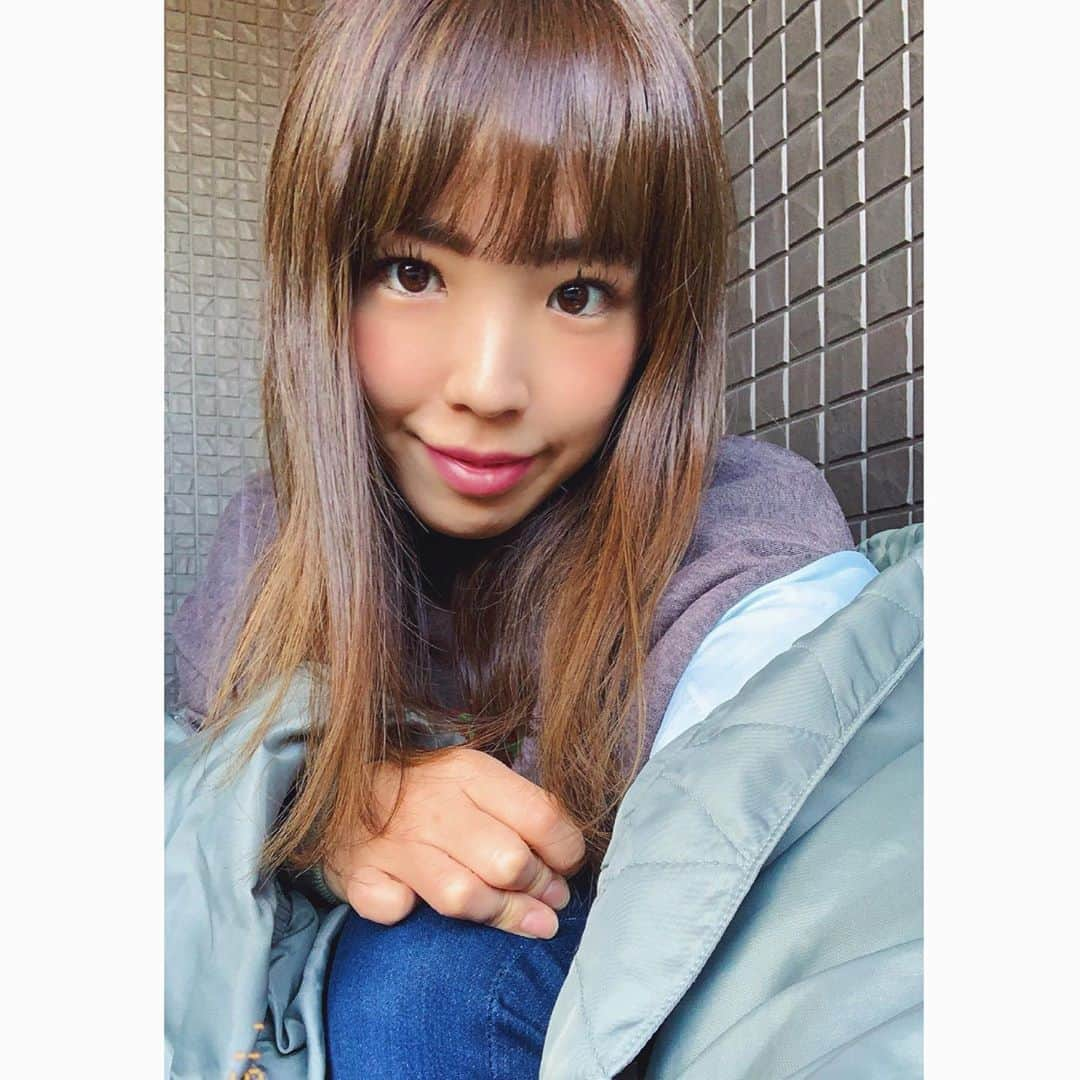 Linaのインスタグラム：「先日 @a_clinic_ginza さんでAスレッドを受けました‼︎ 前から気になっていたんだけど、私痛いのが本当にダメで注射も大嫌いだし絶対できないって思ってたんだけど友達に勧められて行ってきました🥺 . カウンセリングの時どれくらい痛いかとか、施術の流れとか不安な事をしつこく聞いたけど嫌な顔せず丁寧に対応してくれました✨ . 施術中もスタッフさん2人で私の足をトントン撫でて気持ちを落ち着かせてくれたり本当に優しくて😢. 15分位だったんだけど、あれもう終わり？. って先生に聞く程あっとゆう間に終わってました👩🏻‍⚕️ . @dr_kanayamasaki 先生はとても上手で人気の先生だとスタッフさんが教えてくれて、女性の先生ってだけで安心だし、カウンセリングで相談する時もとてもスムーズだったよ❤️. 今回大満足だったしまたすぐ他の事も相談に行こう‼︎👩🏻‍⚕️ありがとうございました❤️❤️ .  #aスレッド #aclinic #aclinic銀座 #aクリニック #美容 #小顔 #美肌 #リフトアップ #美容外科 #美容皮膚科 #美容クリニック #山田哲雄 #柴田貴志 #佐藤玲史 #谷口弘樹 #山崎香名 #小松塁 #古谷哲也」