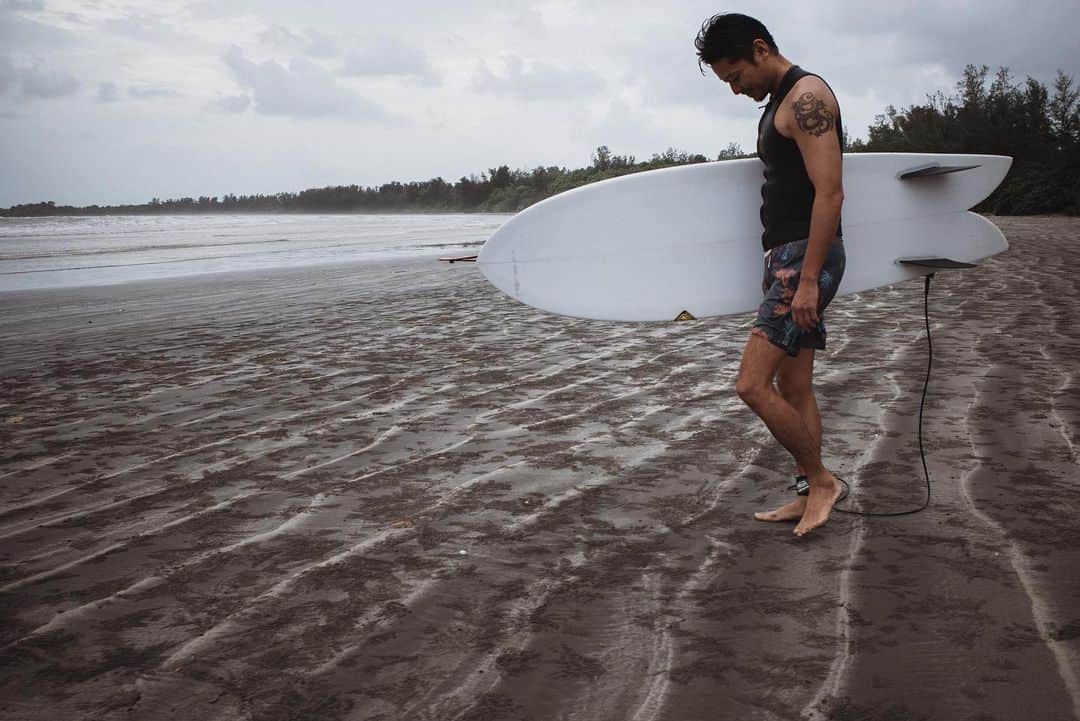 高田朋佳さんのインスタグラム写真 - (高田朋佳Instagram)「“Surf in Malaysia...” photography @kaielm ———————————————————————— #surf #surfinmalaysia  #newcolonialstyle #jetset #singapore #luxuryresort #colonyclothing #singaporelife #singaporestyle  #lifestyle #fashion」12月8日 17時43分 - tomoyoshi_takada
