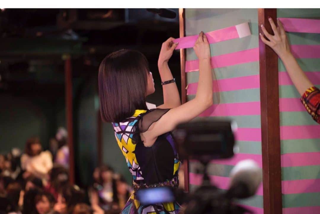 篠田麻里子さんのインスタグラム写真 - (篠田麻里子Instagram)「AKB48 14周年おめでとうございます㊗️ 今年もテープが増えたかな♡ 素敵な皆んなに出会えて素敵なグループに入れて幸せです🥺😊👏😂 益々の応援よろしくお願いします😊👏 #AKB48#総監督#akb48family」12月8日 17時38分 - shinodamariko3