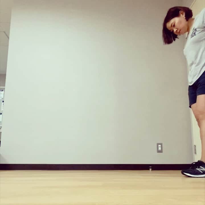 興梠友理のインスタグラム：「I injured my knee exactly one year ago today... There was so much in this one year and I’m still ongoing with my rehabilitation, but I haven’t forgotten my appreciation to everyone that supported me through the recovery process. ・ 膝の怪我をしてから今日でちょうど一年が経ちました。 長かったような、早かったような…。 ・ 昨日まではなんとも思ってなかったけど、いざ今日になって去年のことを思い出すと、なんかしんみりしちゃいました😅  なんだかんだ一番大変だったのは怪我した日から腫れが引くまで足に荷重出来なかった1ヶ月弱だったかも。片足では立ってシャワーも浴びられないから、最初はお風呂もどうやって入ろうか途方にくれたしな😣 #倉田の主夫成長記録 も今では懐かしいwww ・ 術前も術後もリハビリは大変だと言われたけど、まだ自分の足で歩ける分だけ全然マシ。 ・ もちろんリハビリはまだ継続中だけど、とりあえず昨日の時点で片足で1m飛べるようになりました✨(1ヶ月半で20cm伸びた) ・ ただ、課題はまだまだあります。 ・ ◼️膝の硬さはまだ残っている ◼️何度も曲げ伸ばししないと正座の体勢までいけない ◼️腿裏(再建用の腱を取ったところ)だけなぜか筋肉をうまく使えない →筋力測定で右足の42%という酷い数字を叩き出した。ただ、片足で1mも飛べるのだから筋肉がないわけではなく、うまく使えてないだけではないかという先生の見解。(他の筋肉は概ね右足と比較しても80-90%の筋力は戻ってる)なので、筋トレの仕方とかメニューを変えて試行錯誤中。 ・ 靭帯を4本も切って2本再現したことを考えたら、術後9ヶ月弱でここまで回復してるのは順調と言えるのかもしれないけれど、クライミング完全復帰まではまだまだ。 ・ でも、壁の上部で不意落ちしても大丈夫な膝になりたいから、それをモチベーションにリハビリ頑張ります😤 ・ 最後に、この一年間なんらかの形で支えてくれた一人一人に心からの感謝を💖  #努力は絶対裏切らない #ろぎ子の復活までの記録 #膝脱臼 #複合靭帯損傷 #前十字靭帯断裂 (ACL) #後十字靭帯断裂 (PCL) #内側側副靱帯断裂 (MCL) #内側膝蓋大腿靭帯断裂 (MPFL)  #前十字靭帯再建 #後十字靭帯再建 #半月板縫合 #半月板部分切除 #nevergiveup #roadtorecovery #kneeinjury #kneeinjuryrecovery #kneeinjuryrehab #multipleligamenttears #aclrecovery」