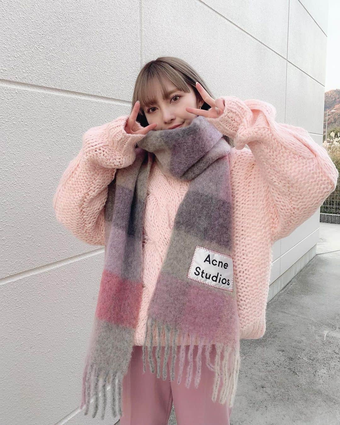 中野真理亜のインスタグラム：「. パー子なひです🍑🍑🍑 PINKがかわいすぎて てんしょんあがるぅううう . おちびさんにもオススメな カラーパンツは発売中でございます。 @cleo__store . 20:00〜insta Liveを @see__my__nail と一緒にするので お暇な方は是非みてください💗」