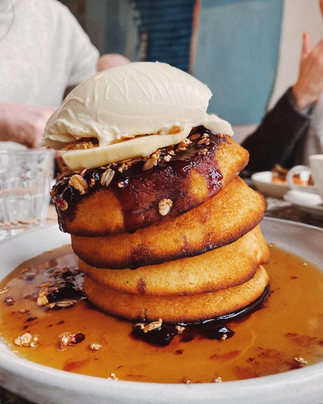 STIL IN BERLINのインスタグラム：「In the mood for brunch? I made a new #breakfast & #brunch guide! Click the link in bio to get the pdf now 🥞🍩🍳 It covers 42 different locations to satisfy your morning hunger – from quick & easy places when time is short but cravings are high, to slow & indulgent brunch options that you wish would last all day. All of these locations cater to the vegetarians, and there are extra markers for vegan, vegan-friendly, gluten-free friendly menus, as well as those with boozy drinks on offer. Enjoy! 🥐☕️🍸」