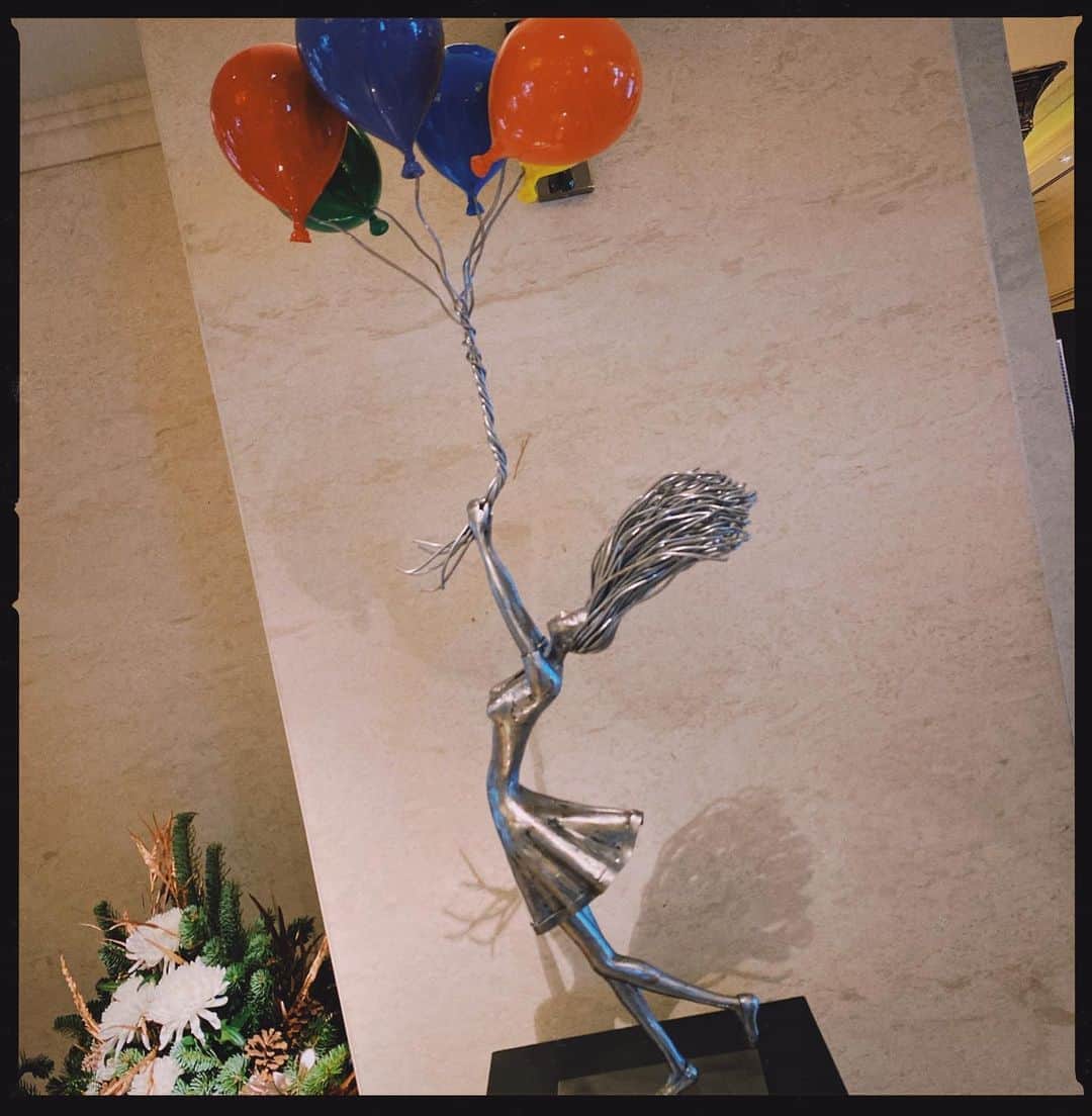 ビクトリアのインスタグラム：「🎈 #balloon #girl」