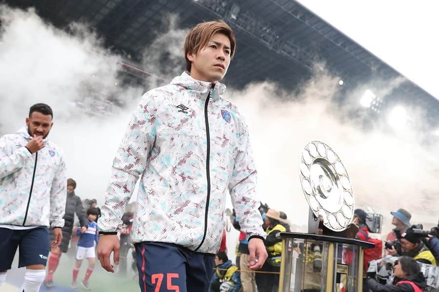 小川諒也のインスタグラム：「1年間応援ありがとうございました。 怪我で離脱したり苦しい時期もあったけど、最後まで優勝争い出来て、最高に楽しかった。 最高な雰囲気を作ってくれたサポーターに感謝。 昨日聞いたユルネバ、本当にかっこよくて、誇らしくて、目に焼き付けてた。 その中で戦えて幸せだった！ #fctokyo #小川諒也」