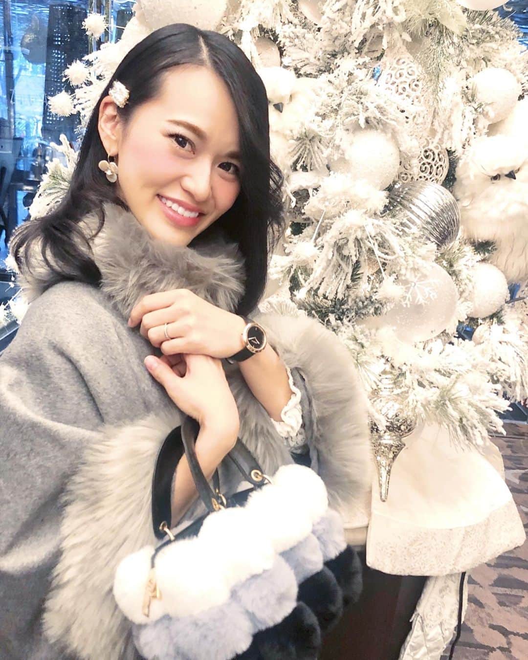 七尾エレナのインスタグラム：「あっというまにクリスマスシーズン🎅🎄 この前までノースリワンピとか着て 外歩いてたのに、気付けば毎日 全身もこもこに身を包んで冬仕様☃️ ＊ 最近はコートの色味にあわせて 腕時計やバッグをコーディネートしています✨ 今日着けてたのはFURLAの腕時計⌚️❤️ ブラック×ゴールドでオトナ上品✨ 仕事でもプライベートでも いつでも着けられる万能デザイン！ ＊ 明日は月曜だ✊🏻 12月は会社の決算月でもあるので バタバタだけどがんばります😇 ＊ #クリスマス #クリスマスコーデ #冬ファッション #冬コーデ #theplatinumselect #FURLA #furlawatch #フルラ #フルラ時計 #腕時計#furlavalentina #PR」