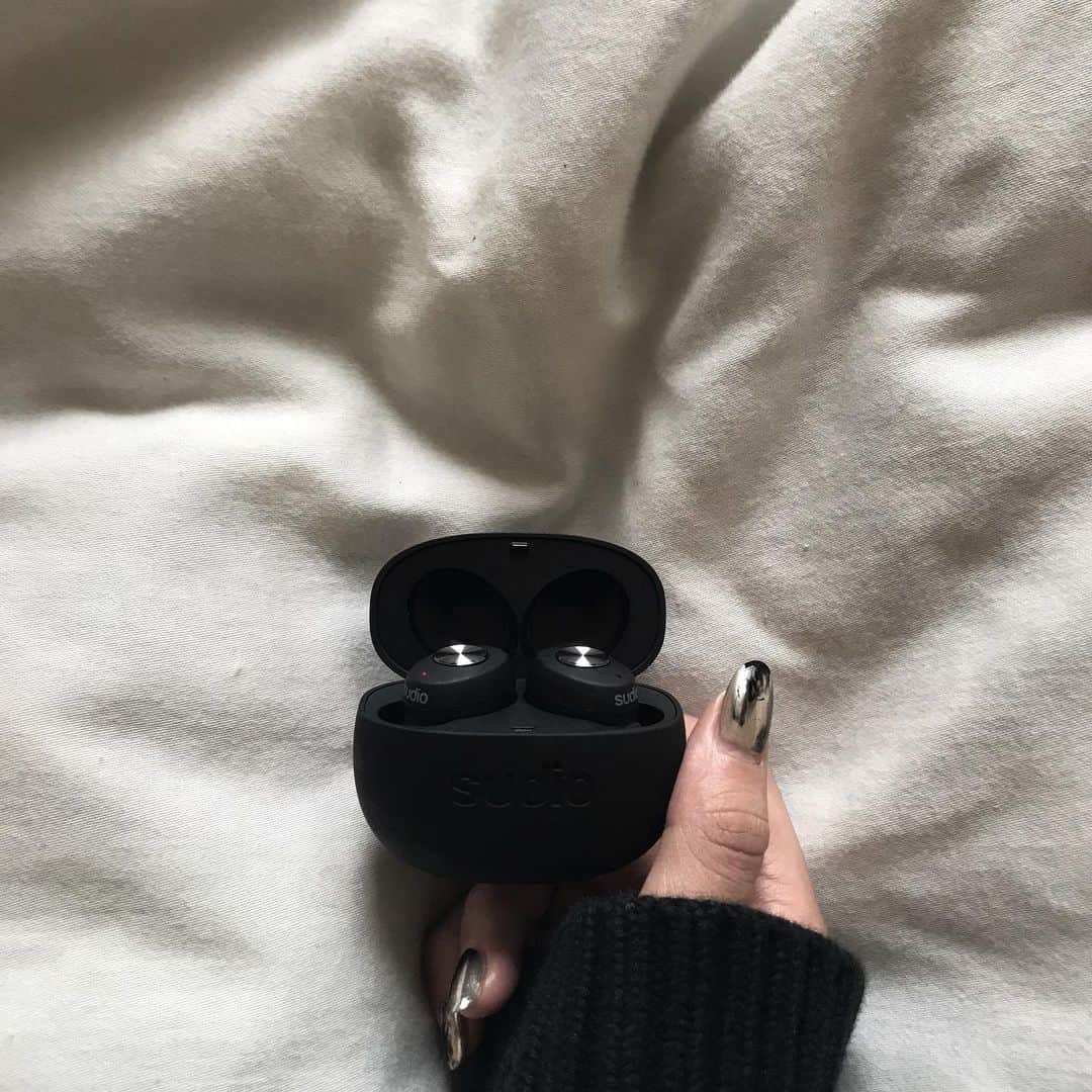 のインスタグラム：「. . wirelessイヤホンの紹介。 これはめっちゃ使える〜って思ったので🖤 使ってるのはsudioのTOLV。 充電がなくなる心配もあったけど 連続再生7時間もできちゃうし、 付属のケース持ってれば35時間。 これだけあれば完璧だ😂 見た目も黒がすきな私は気に入ってます♡ . xmasプレゼントにも良くないですか♡？ 私は自分へのご褒美です〜🤤 . ◻️couponのお知らせ 1.  15％off coupon 「saaara15」使ってね！ 　クーポン：公式サイトにて全商品15％off。 ◻️有効期限は2020年3月1日まで。 . ◆キャンペーン◆ 11月1日〜12月31日の間にイヤホンを ご購入いただいた方へ、 これからの贈物の季節にぴったりな ギフト包装キットを無料プレゼントもあるみたい！ 公式・Instagram… @sudio をcheckしてみて〜 . . Thank you @sudio #PR #sudio #sudiomoments」