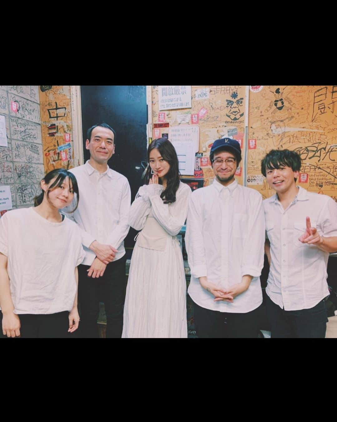 minan (lyrical school)さんのインスタグラム写真 - (minan (lyrical school)Instagram)「2019.12.6﻿ Minan Birthday Jam Party 2019﻿ 渋谷CHELSEA HOTEL﻿ ﻿ 誕生日の翌日に、ソロでワンマンライブをやりました！﻿ 4年前に一度やって、それからずっともう一度やりたいと思っていたバンド編成でのライブ、念願叶って再びおこなうことができました。﻿ ﻿ バンドのメンバーの皆様がとても素敵で、優しくてあたたかくて、ボーカルとして未熟すぎる私を全面からサポートしてくださいました😢❤︎﻿ ライブ中、サプライズで演奏してくださったハッピーバースデー、一生忘れない😢 ﻿ またこのメンバーで絶対に何かやりたいです！と、勝手ながら思っています……！﻿ ﻿ Gt. 坪光成樹さん﻿ Ba. 横山渉さん﻿ Dr. まぁびぃさん﻿ Key. 岡島沙予さん﻿ (3枚目の写真みてね)﻿ ﻿ ﻿ そして、来てくれたあなたたち！﻿ どうもありがとう☺️﻿ やりたいことだけを我儘にやらせてもらったのでみんなが楽しんでくれるか不安でしたが、終わった後プロデューサーから「minanは生まれ持った性格的にセンターに立って目立ちたいタイプじゃないでしょ？そんなminanがステージのセンターに立ってボーカルとして好きな歌歌ってるのを、ファンの方たちは喜んでくれたと思うよ」と言われて「そうかも！」とポジティブに考えることにしました〜〜！🥰笑﻿ ﻿ minanを応援してくれるひとのことが本当にラブです。﻿ いつもありがとう。﻿ ﻿ 新しい歳のminanもよろしくお願いします❤︎﻿ ﻿ あ！ワンピースは、#amerivintage のものにしました！﻿ 今回は白にしてみたよ。﻿ ブーツは #snidel です〜！」12月8日 18時02分 - _manybooks_