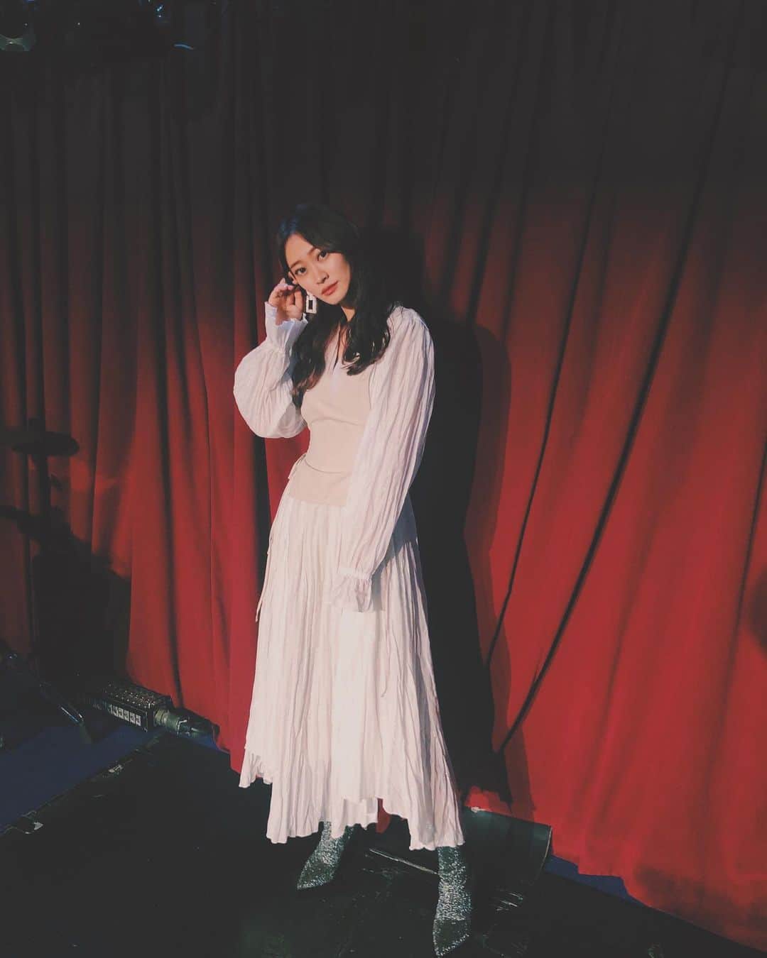 minan (lyrical school)のインスタグラム：「2019.12.6﻿ Minan Birthday Jam Party 2019﻿ 渋谷CHELSEA HOTEL﻿ ﻿ 誕生日の翌日に、ソロでワンマンライブをやりました！﻿ 4年前に一度やって、それからずっともう一度やりたいと思っていたバンド編成でのライブ、念願叶って再びおこなうことができました。﻿ ﻿ バンドのメンバーの皆様がとても素敵で、優しくてあたたかくて、ボーカルとして未熟すぎる私を全面からサポートしてくださいました😢❤︎﻿ ライブ中、サプライズで演奏してくださったハッピーバースデー、一生忘れない😢 ﻿ またこのメンバーで絶対に何かやりたいです！と、勝手ながら思っています……！﻿ ﻿ Gt. 坪光成樹さん﻿ Ba. 横山渉さん﻿ Dr. まぁびぃさん﻿ Key. 岡島沙予さん﻿ (3枚目の写真みてね)﻿ ﻿ ﻿ そして、来てくれたあなたたち！﻿ どうもありがとう☺️﻿ やりたいことだけを我儘にやらせてもらったのでみんなが楽しんでくれるか不安でしたが、終わった後プロデューサーから「minanは生まれ持った性格的にセンターに立って目立ちたいタイプじゃないでしょ？そんなminanがステージのセンターに立ってボーカルとして好きな歌歌ってるのを、ファンの方たちは喜んでくれたと思うよ」と言われて「そうかも！」とポジティブに考えることにしました〜〜！🥰笑﻿ ﻿ minanを応援してくれるひとのことが本当にラブです。﻿ いつもありがとう。﻿ ﻿ 新しい歳のminanもよろしくお願いします❤︎﻿ ﻿ あ！ワンピースは、#amerivintage のものにしました！﻿ 今回は白にしてみたよ。﻿ ブーツは #snidel です〜！」
