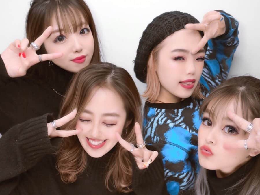 Arika Kuriharaのインスタグラム：「. 大好きな加藤の Happy Bithday〜♥️👧🏼 . . 毎年こうして大好きな友達を お祝いできるのが幸せだなぁ♡ . いつもありがとう♡ . あゆが大好きな蟹をたらふく たべてる姿もかわいいな🦀笑 . これからもよろしく♥️ . #12.5 #happybithday #friend #love」