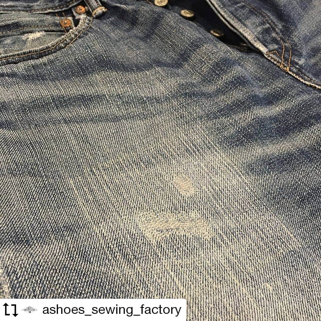 select shop「ASHOES」 SHOP STAFFのインスタグラム：「#Repost @ashoes_sewing_factory Made by @Image.Downloader · · · · 腿部分の穴ふさぎと補強のリペア。  傷が浅いうちにお持ちいただきました。リピートありがとうございます^_^  裏はこんな感じです。写真ご参照ください。  お気軽に ご相談ください。 −−−−−−−−−−− ジーンズをカッティングから丸縫いもしています。  シルエットの別注も可能です。 −−−−−−−−−−− #デニムリペア #ジーンズ修理 #デニム修理 #サイズ変更 #幅出し #handmade #ハンドメイド #ashoes #亜洲'S #さいたま #大宮 #デニム #ジーンズ #裾上げ #チェーンステッチ #お直し #リペア #穴埋め #タタキ #singersewing #Unionspecial #sewing #sewingmachine #ミシン #シンガーミシン #ユニオンスペシャル #jukI #unionspecial43200g」