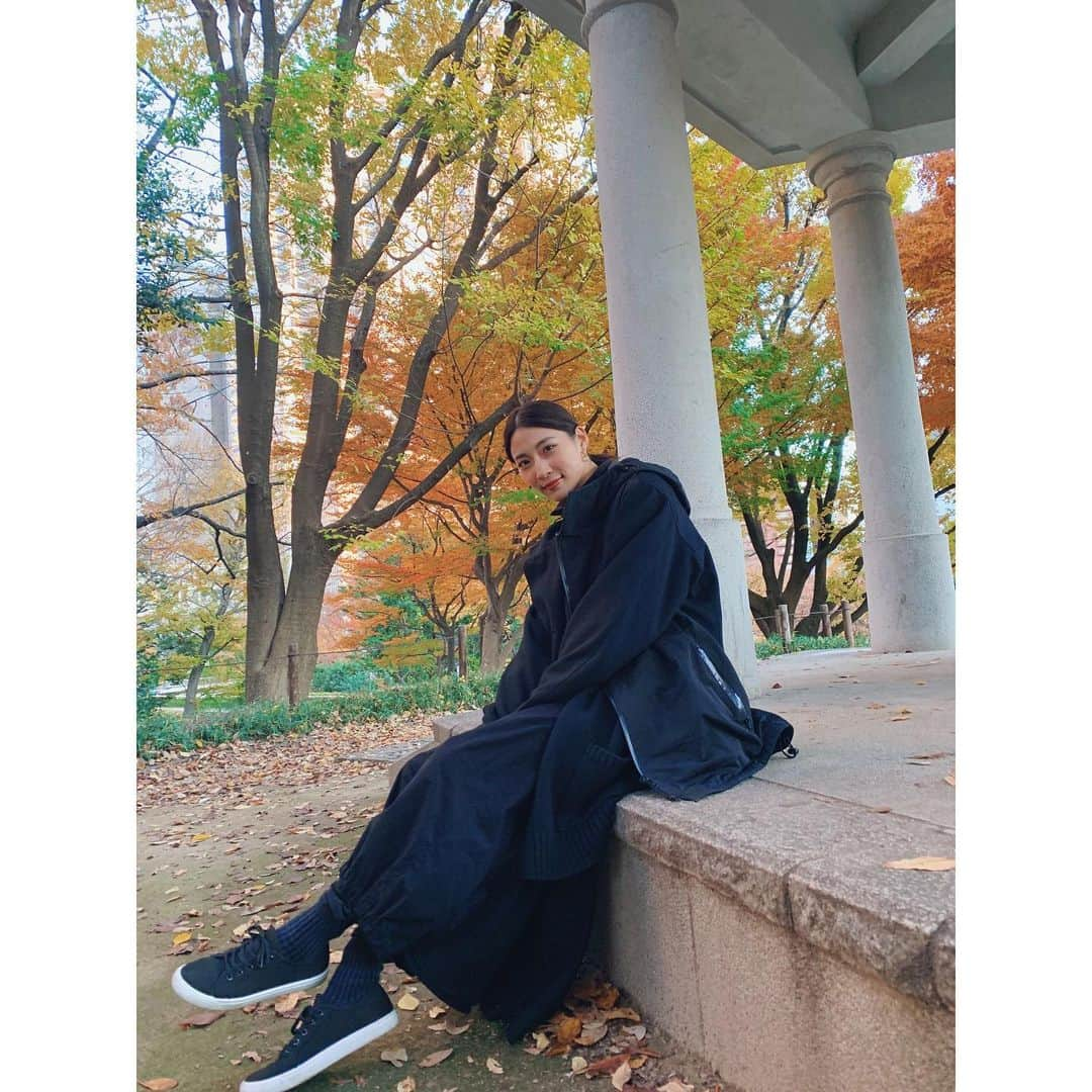 護あさなさんのインスタグラム写真 - (護あさなInstagram)「. 🍂🍃🍁 目に映るすべてが美しい季節ですね。 陽射しや、それ以外も。 🌲🌬🌤」12月8日 18時06分 - mamoruasana0504