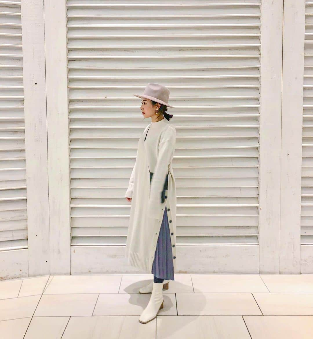 鬼辻麻衣さんのインスタグラム写真 - (鬼辻麻衣Instagram)「この前の服。 ・ ニットワンピのボタン開けて着るのが好き🐱🧡 #outfit #キツジコーデ #titivate #ボトルネックサイドボタンニットワンピース #ティティベイト」12月8日 18時07分 - kitsumai