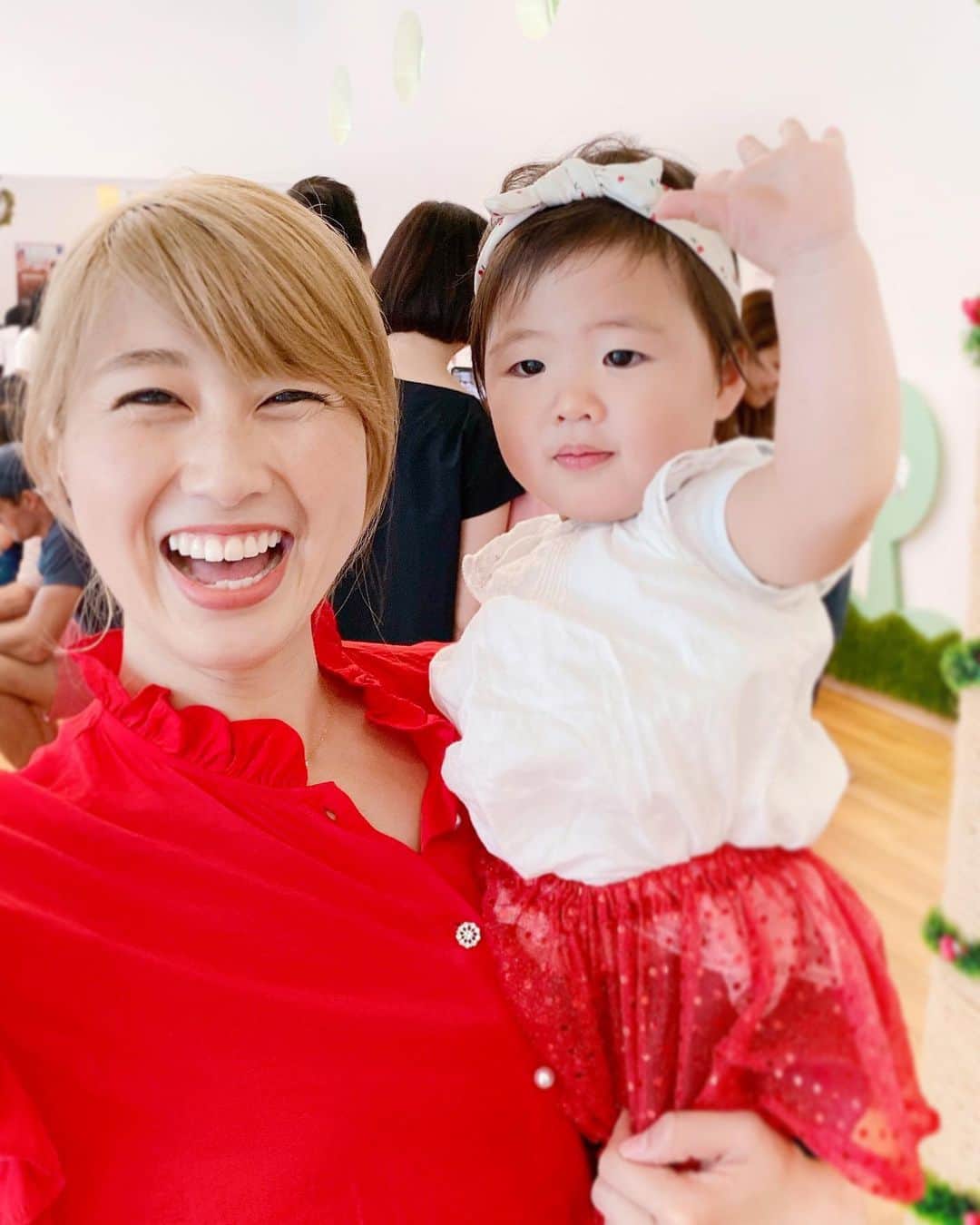 吉田ちかさんのインスタグラム写真 - (吉田ちかInstagram)「Yay! You did it, Pudding!!﻿ Pudding had her first ever dance recital yesterday at her daycare’s Xmas party! I felt so excited and nervous at the same time waiting for her to come out, it was a feeling I had never felt before. So this is what being a parent feels like! It was a new experience for both of us! ﻿ ﻿ She was doing well at first showing off her dancing skills, but then she noticed mommy and daddy. I blew her a kiss, which she took as goodbye and started bawling lol She cried for awhile, but her teachers got her back on track and she was dancing again. ﻿ ﻿ Sadly, I can’t share the footage of the recital, but swipe to see a video of us dancing at home lol We’ve been pretty impressed with her new moves lately, and now that I think about it, it was probably all that practice she was doing for the recital!﻿ ﻿ イエ〜イ！よくできました！！﻿ なんと昨日はプリンの初めての発表会！今通っているクアラルンプールのデイケアのクリスマスパーティーで踊りのパフォーマスがあったんです❤️ ドキドキ・ワクワクしながらプリンの登場を待っている自分、あ〜親になったんだな〜！と改めて実感。﻿ ﻿ 最初は堂々と得意なダンスを披露していたプリンでしたが、ママとパパに気づいた瞬間動揺w ママが投げキスをすると「バイバイ」だと勘違いし、大泣き😭 しばらく泣いてしまいしたが、先生たちが上手くあやしてくれて後半はしっかり踊れていました！﻿ ﻿ 残念ながら、発表会の様子はシェアできませんが、代わりに家で踊っている様子をどうぞ！最近振り付けがよりパワーアップしたな〜と思っていたのですが、もしかしたら発表会の練習の効果だったのかも！﻿」12月8日 18時11分 - bilingirl_chika