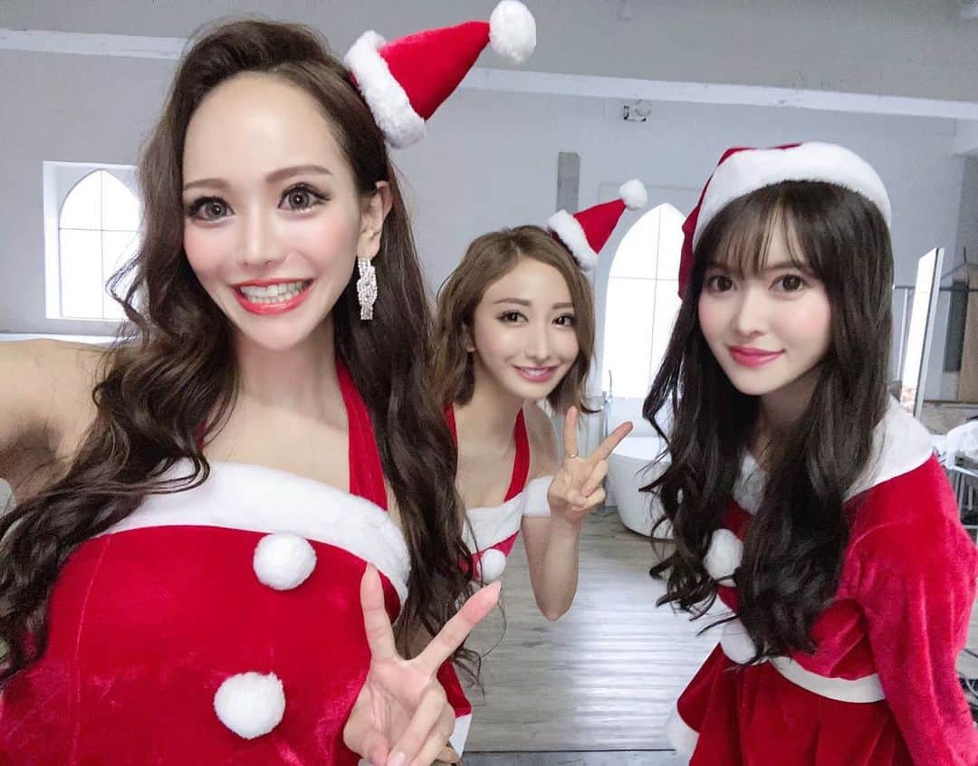 のインスタグラム：「. 撮影おわって3人でも撮れた☺️💕 可愛い女の子のサンタ🎅ってカワイイ♥️ .  #dazzy #dazzystore #デイジーストア #キャバドレス #キャバドレス通販  #クリスマスコスプレ #クリスマス撮影 #サンタコスプレ #コスプレ撮影 #圣诞老人 #角色扮演　 #maisondebeaute #メゾンドボーテ #ジャングル東京 #舞人 #歌舞伎町 #キャバクラ #キャバ嬢 #gentlemanzclub #ジェントルマンズクラブ #ジェントル #桜ゆみ #新宿 #銀座 #西麻布 #松本 #六本木 北新地 #ミナミ #中洲 #名古屋」