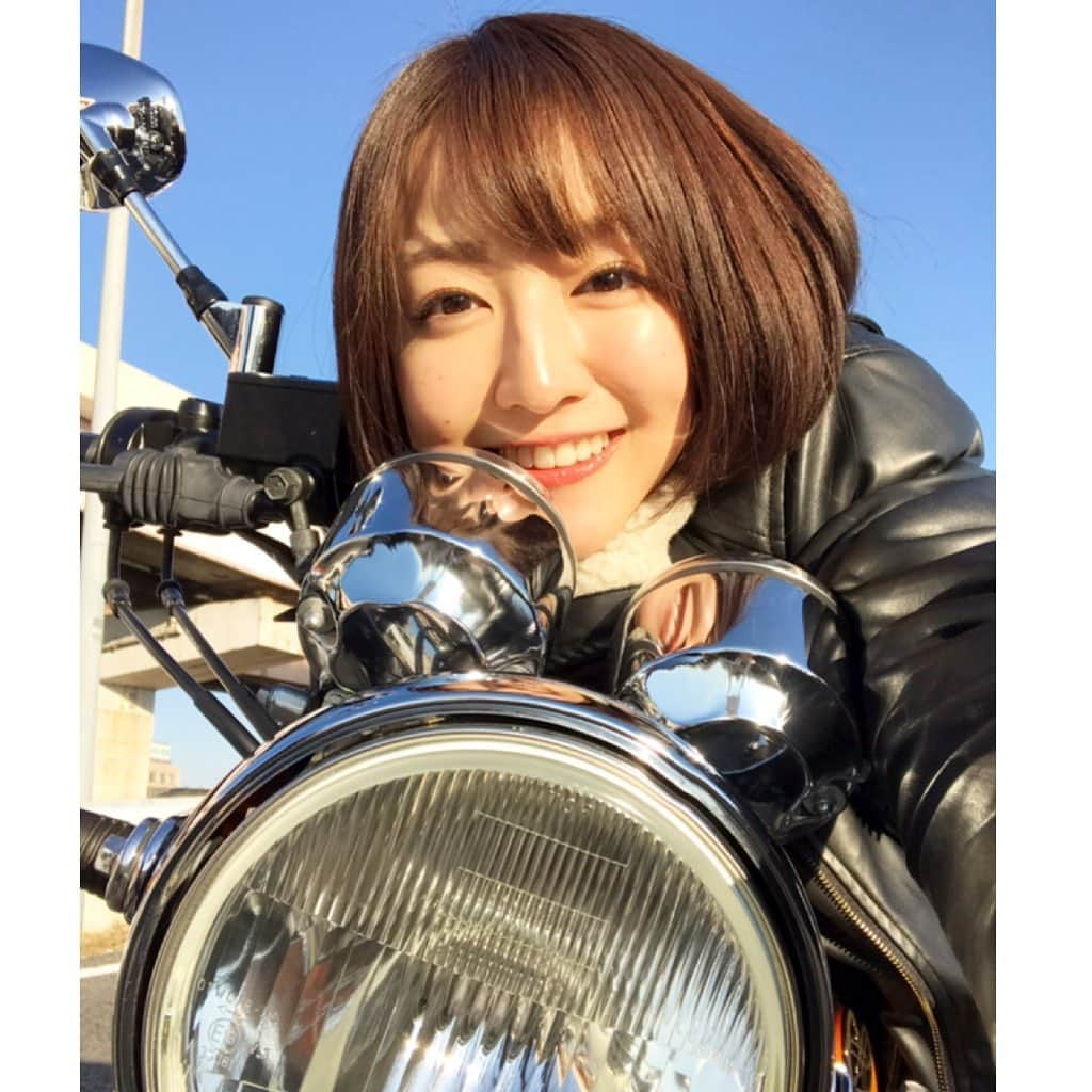 滝菜月さんのインスタグラム写真 - (滝菜月Instagram)「つ、、、ついに！！！納車！﻿ ﻿ 今日の東京は﻿ 雲ひとつない青空で、納車びより。﻿ ﻿ 皆さんにたくさん相談に乗って頂いたり﻿ アドバイスを貰ったりして、﻿ 様々なバイクをワクワクしながら迷いに迷い、﻿ ようやく決めることができました。﻿ ﻿ この写真で分かる方がいますか...？ #バイク #ツーリング #バイク女子 #納車 ﻿」12月8日 18時14分 - taki_natsuki