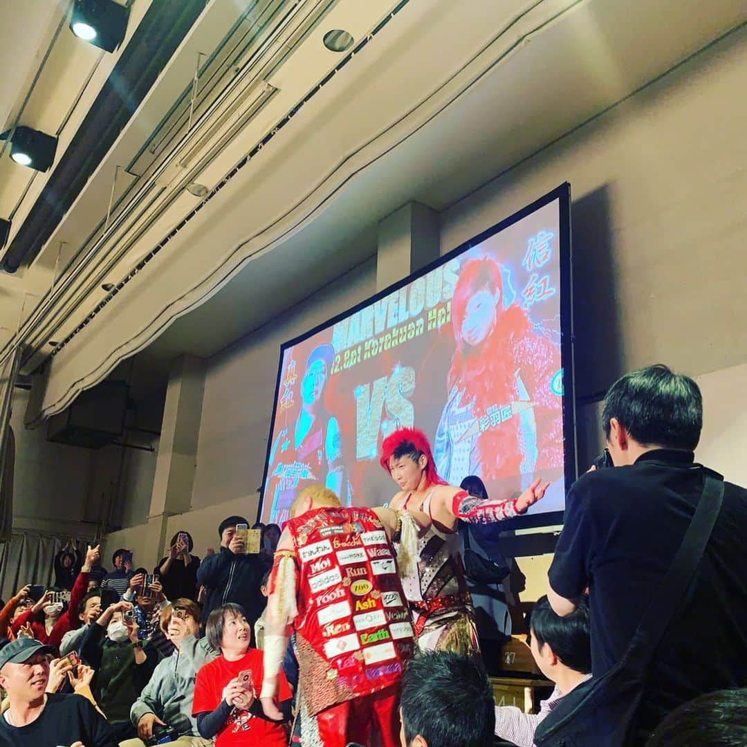 桜花由美さんのインスタグラム写真 - (桜花由美Instagram)「marvelous後楽園大会に行ってきました！  欠場中のBOSSの代わりに広田さんが桃野美桜のコスプレして試合してたよー！  ちょっとだけボスマミ復活したよ♪  BOSSが復帰したらちゃんとボスマミ復活する！  BOSS待ってるよー！  長与さんの試合見た。  あの女子プロレスの大ブームを巻き起こした長与さんの試合。  一回試合してみたかったなぁ。  そんな試合でした。  MixChannelを視聴してくださってる方々が声掛けてくれました！  お声がけありがとうございました！  終わった後は神座でご飯食べて来た！  初めて神座行ったわ。  今日は後楽園ホールとチャンピオンさんにチケットも委託して来たので、ぜひぜひ行った際にお買い求め下さい！  良い席置いて来たよー！  #wavepro #プロレスリングwave ‪#プロレス ‬ ‪#プロレスラー ‬ ‪#女子プロレス‬ ‪#prowrestling‬ ‪#プロレスリングwave‬ #桜花由美 #波ヲタ全員集合  #波ヲタ #MixChannel #mixchannel配信者 #marvelouspro #マーベラス  #桃野美桜 #長与千種  #神座  #神座ラーメン  #後楽園ホール #プロレスショップチャンピオン」12月8日 18時27分 - ohkayumi