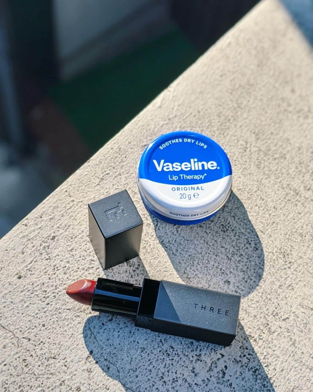 Shiho Sasakiのインスタグラム：「最近どんなリップ使ってるのー？ とDMもらうので載せますね💄 @threecosmetics のリップスティックは09番✌️ 毎日使いやすい、落ち着いたbrown red🍎 マットすぎず、シアーすぎない質感も好き✨ vaselineはベースケアに欠かせないマストアイテムだけど、 チューブよりも缶の方がしっとりする気がするんだよなぁ💭 #lip#makeup#pixelで撮影#team_pixel#baroque_pixel」