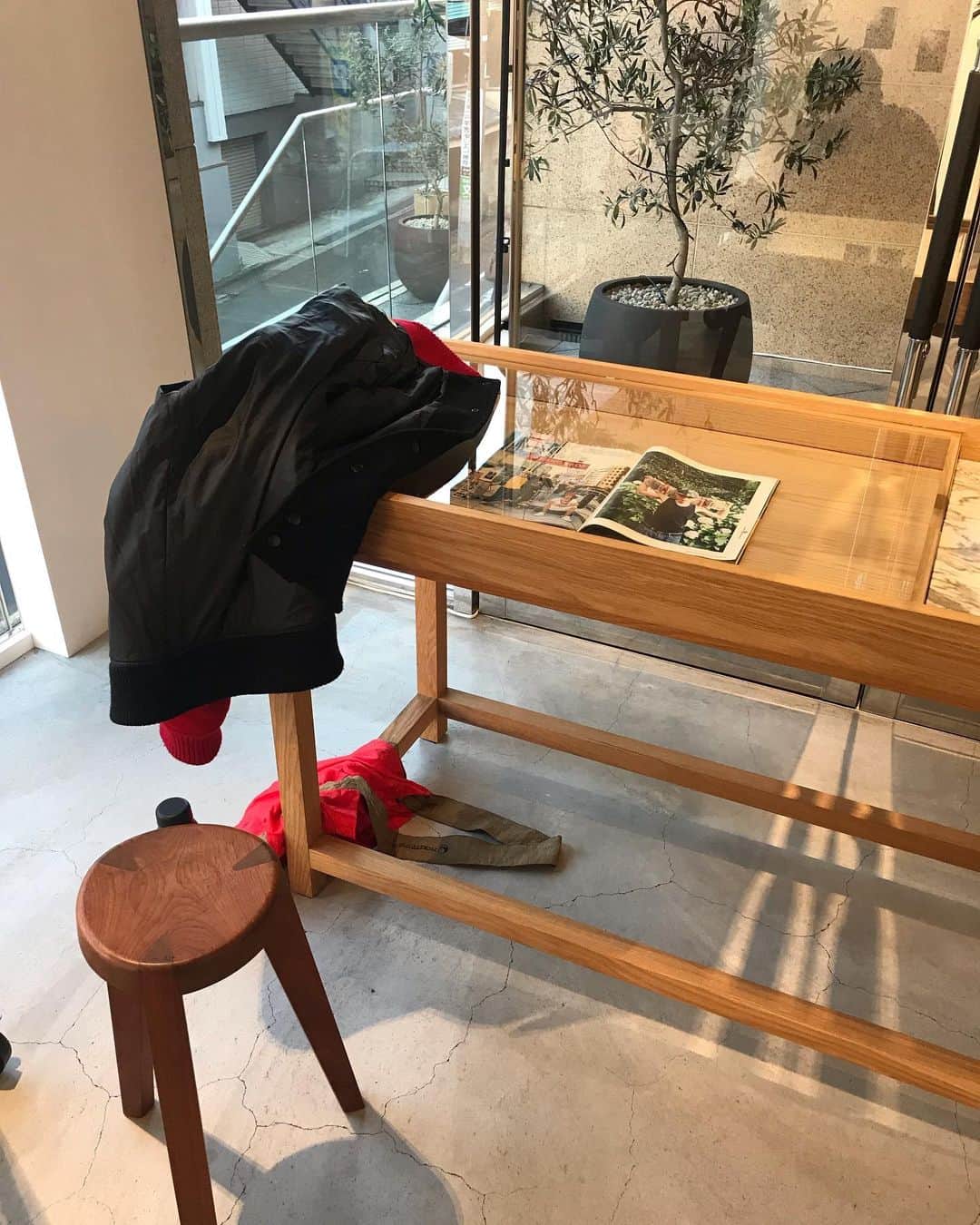 濱中鮎子のインスタグラム：「@yutakaji_  さんの写真展に、家族で遊びにいきました！  いつもスタジャンを肩からズリっと落として、 元気〜？とプレスルームに入ってくる、少年のような梶さん。  出会った頃から印象が全く変わらないってすごいなぁ！  梶さんはスタイリスト。そして写真家。  明日までやっている写真展。  キャプションも最高でした。  私が会場で撮ったこの一枚は、姿を撮るより梶さんらしいと思う。笑」