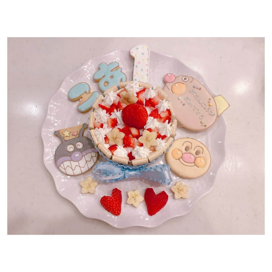 辻希美さんのインスタグラム写真 - (辻希美Instagram)「幸空の１歳の誕生日ケーキ作ったよ🎂💕💕 #幸空 #1歳 #happybirthday  #誕生日ケーキ #1歳ケーキ #🎂💕 #1才からのレンジでケーキセット #アンパンマンクッキー　は知り合いが作ってくれました #クッキーは食べれないけど #ケーキ部分は幸空が全部食べられるよ #🎂💕」12月8日 18時36分 - tsujinozomi_official