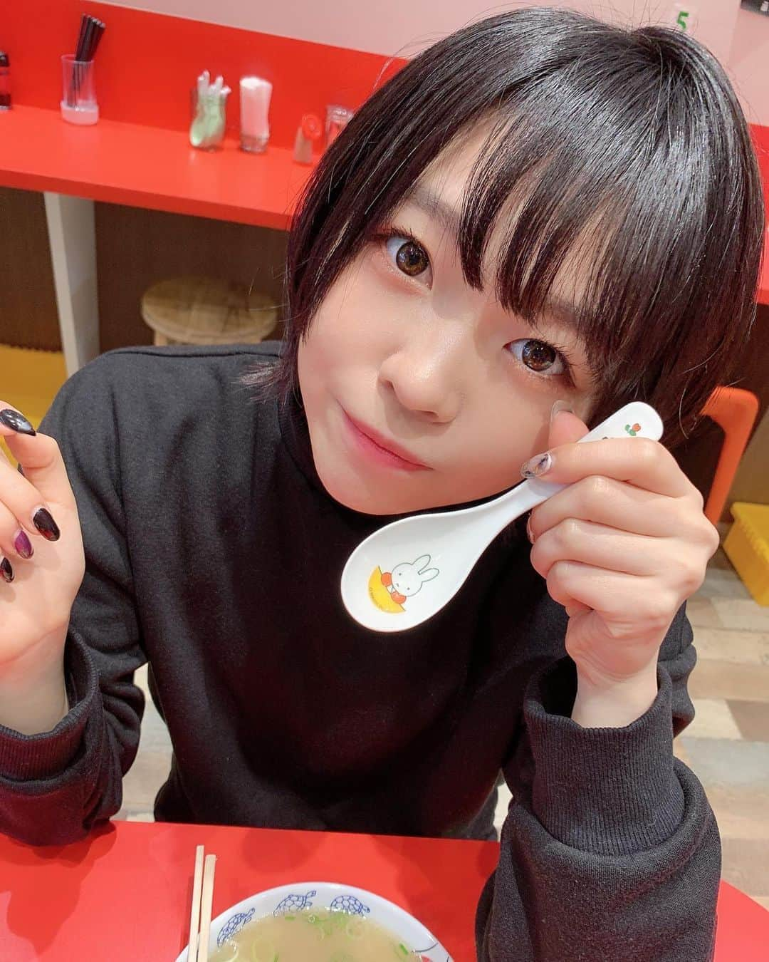 山本杏奈のインスタグラム：「. . 福岡〜🙃 らーめんのレンゲとったら子供用だったあ笑笑 .」