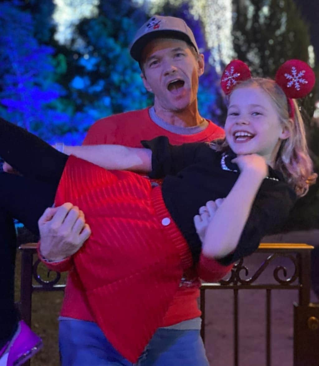 ニール・パトリック・ハリスのインスタグラム：「Too much adorableness! 😍 #neilpatrickharris #davidburtka #nph #db #tagsforlikes #actor #lovehim #handsome #repost #igstory #disneyworld #disney #twins #gideonscott #harpergrace #burtkaharris #family #burtkaharrisfamily #papa @nph 💙💙 [From David's IG stories]」
