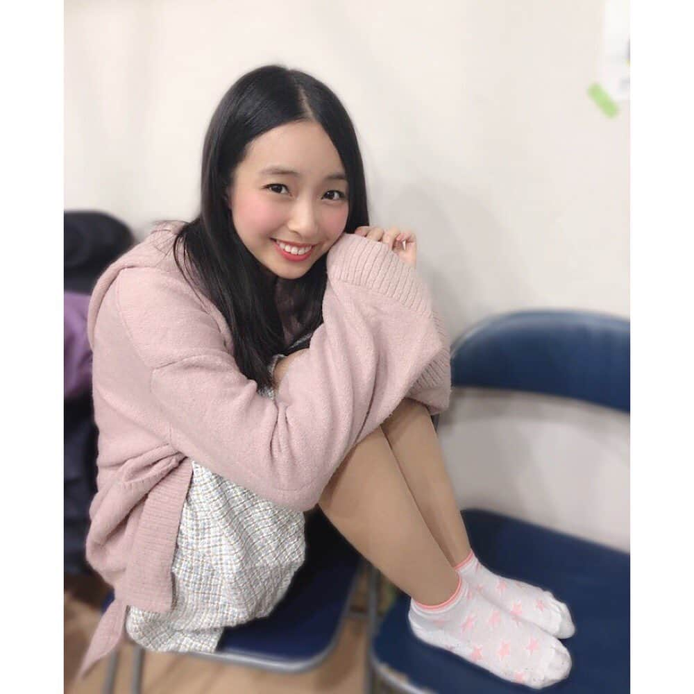 斎藤亜美のインスタグラム：「まりちゅう様がまた撮ってくれた #シチュエーションが謎 #靴下がダサい  #斎藤亜美 #クリキャロ2019 #デコだし」