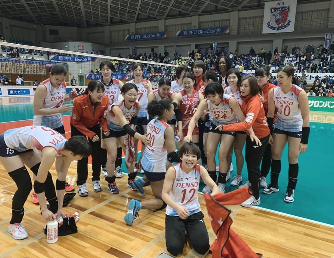 野村明日香のインスタグラム：「﻿ ﻿ ﻿ 金沢大会もたくさんの応援ありがとうございました！﻿ 来週も水戸で2勝できるように﻿ チーム全員で頑張ります🐝﻿ ﻿ ﻿ このワチャワチャが好き♥︎﻿⍤⃝ ﻿ ﻿ #デンソーエアリービーズ #Vリーグはバレーだよ #バレーボール #vリーグ #densoairybees #volleyball」