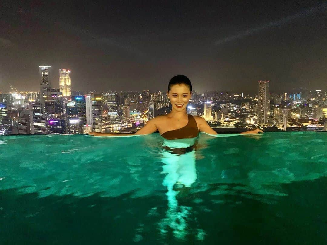 陽菜えみるさんのインスタグラム写真 - (陽菜えみるInstagram)「. . 🌃marina baysands ---------------------✈︎🇸🇬 . . special night view🙏💫 . #シンガポール #シンガポール旅行 #マリーナベイサンズ #屋上 #屋上プール #プール #ナイトプール #プールサイド #夜景が綺麗 #夜景 #絶景 #絶景スポット #世界の絶景  #夜景の見えるプール #夜景好きな人と繋がりたい  #シンガポール航空 #シンガポール料理 #海外旅行 #海外 #旅行大好き #旅行好きな人と繋がりたい #smap さんのあのCM この場所にやっと来れた✨✨ 1日目にみたプールサイドからじゃ わからなかったこの景色‼️ プールに入って見下ろした時の この景色だけで ✈︎🇸🇬きて良かったと思えた🥺🙏 #singapore #singaporetrip #tripgram #marinabaysands  #marinabay #marinabaysandshotel」12月8日 18時33分 - emiru_haruna