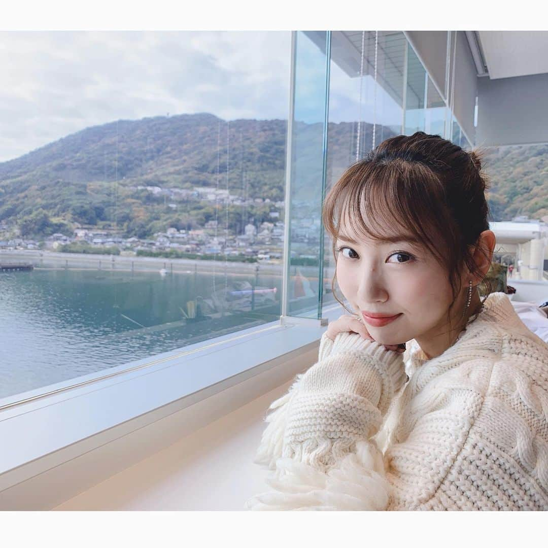 増田有華さんのインスタグラム写真 - (増田有華Instagram)「＊ 徳山！！ めっっっちゃ楽しかった💓💓 楽しくお仕事できるのが幸せ🥺 髪型はアップにしてみました。 おじさん（マネージャーさん）がグラビアみたいに撮ってくれた❄️ 最初は手ブレしていたのが、最近はうまく撮れるようになってきました！ おじさん成長🤣🧡 全身お衣装、またアップさせていただきます✨ 遠くから足を運んでくださる皆さん、いつもありがとう😊 ・ ・ ・ #マネージャーさん #おじさんは本名ではなく武井さんといいます #しってる #徳山 #徳山ボートレース場 #トークイベント #新幹線 #4時間 #新幹線の車内販売は #相変わらずの競歩スピード #止めるのに勇気がいる」12月8日 18時34分 - masuyuka_official