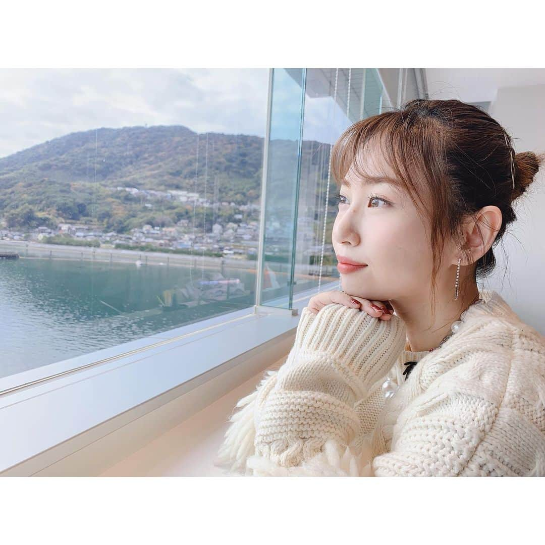 増田有華さんのインスタグラム写真 - (増田有華Instagram)「＊ 徳山！！ めっっっちゃ楽しかった💓💓 楽しくお仕事できるのが幸せ🥺 髪型はアップにしてみました。 おじさん（マネージャーさん）がグラビアみたいに撮ってくれた❄️ 最初は手ブレしていたのが、最近はうまく撮れるようになってきました！ おじさん成長🤣🧡 全身お衣装、またアップさせていただきます✨ 遠くから足を運んでくださる皆さん、いつもありがとう😊 ・ ・ ・ #マネージャーさん #おじさんは本名ではなく武井さんといいます #しってる #徳山 #徳山ボートレース場 #トークイベント #新幹線 #4時間 #新幹線の車内販売は #相変わらずの競歩スピード #止めるのに勇気がいる」12月8日 18時34分 - masuyuka_official