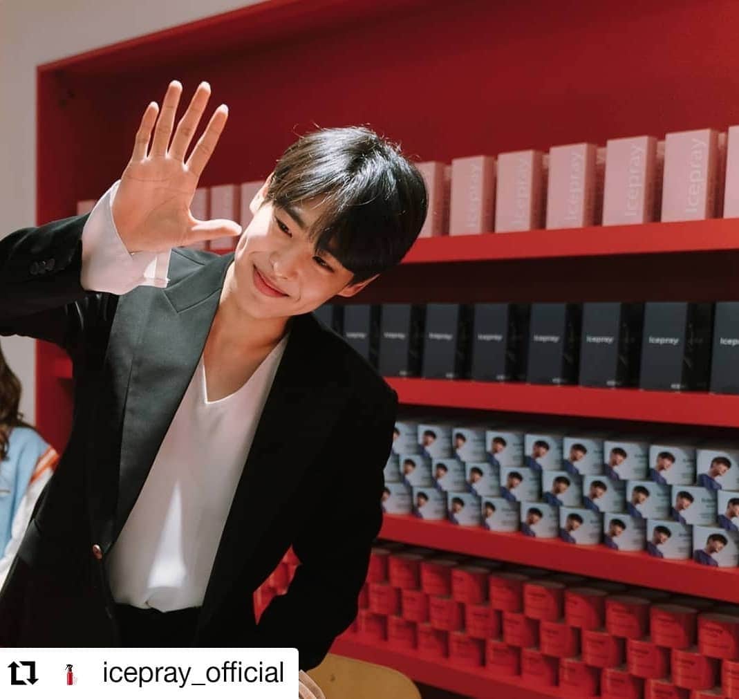 Victonさんのインスタグラム写真 - (VictonInstagram)「#Repost @icepray_official • • • • • • 신사동 가로수길 Garosu Gil (팬싸인회 스케치 컷)  아이스프레이가 담은 아티스트 #최병찬 의 따뜻한 모습들을 몇 컷 공개합니다 💛  추운 날씨에 모두 고생많으셨어요💙  #아이스프레이 #icepray #피부소화기 #최병찬 #Choibyungchan #병찬 #빅톤 #Victon #가로수길 #팝업 #팝업스토어 #가로수길카페 #신사동 #홍조 #피부건조 #세상은너무뜨거워 #피부트러블」12月8日 18時34分 - victon1109