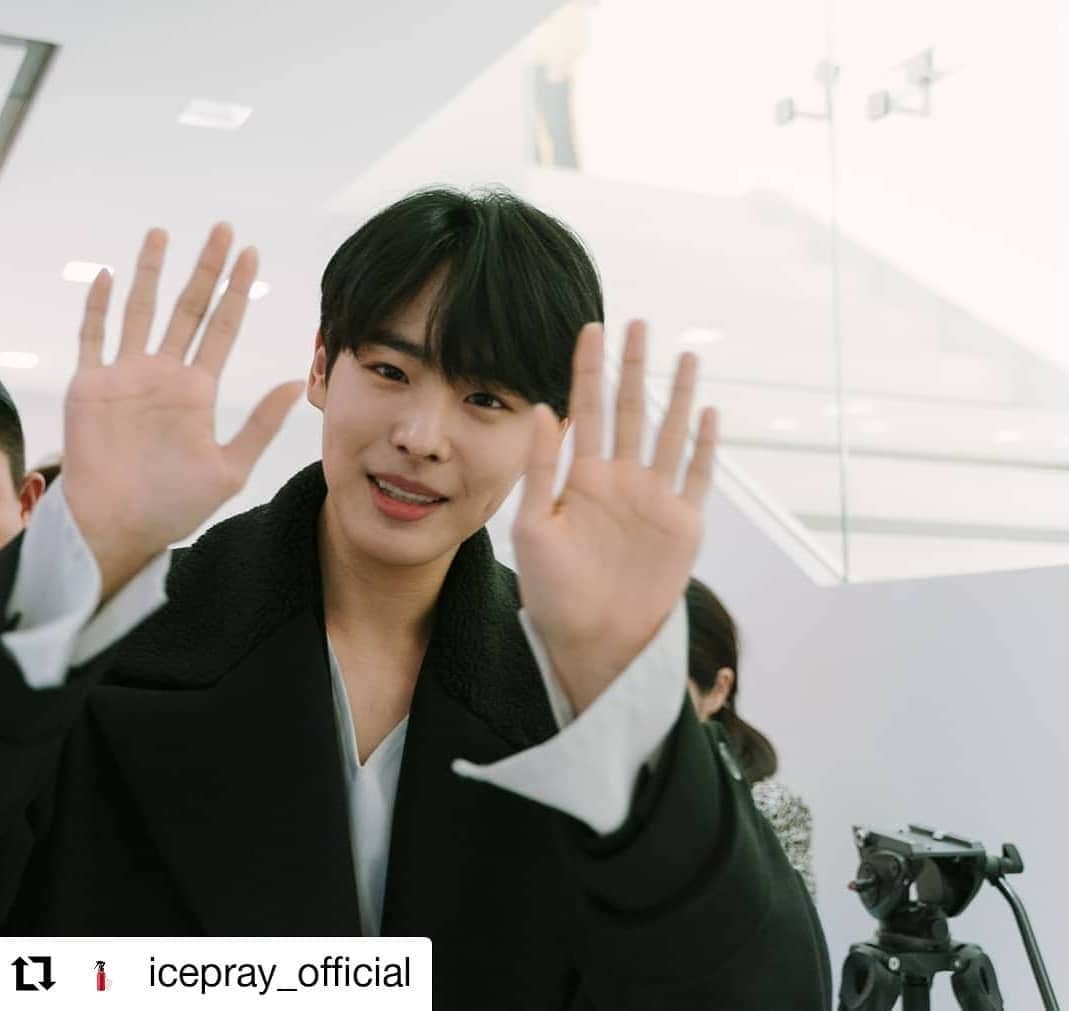 Victonさんのインスタグラム写真 - (VictonInstagram)「#Repost @icepray_official • • • • • • 신사동 가로수길 Garosu Gil (팬싸인회 스케치 컷)  아이스프레이가 담은 아티스트 #최병찬 의 따뜻한 모습들을 몇 컷 공개합니다 💛  추운 날씨에 모두 고생많으셨어요💙  #아이스프레이 #icepray #피부소화기 #최병찬 #Choibyungchan #병찬 #빅톤 #Victon #가로수길 #팝업 #팝업스토어 #가로수길카페 #신사동 #홍조 #피부건조 #세상은너무뜨거워 #피부트러블」12月8日 18時34分 - victon1109