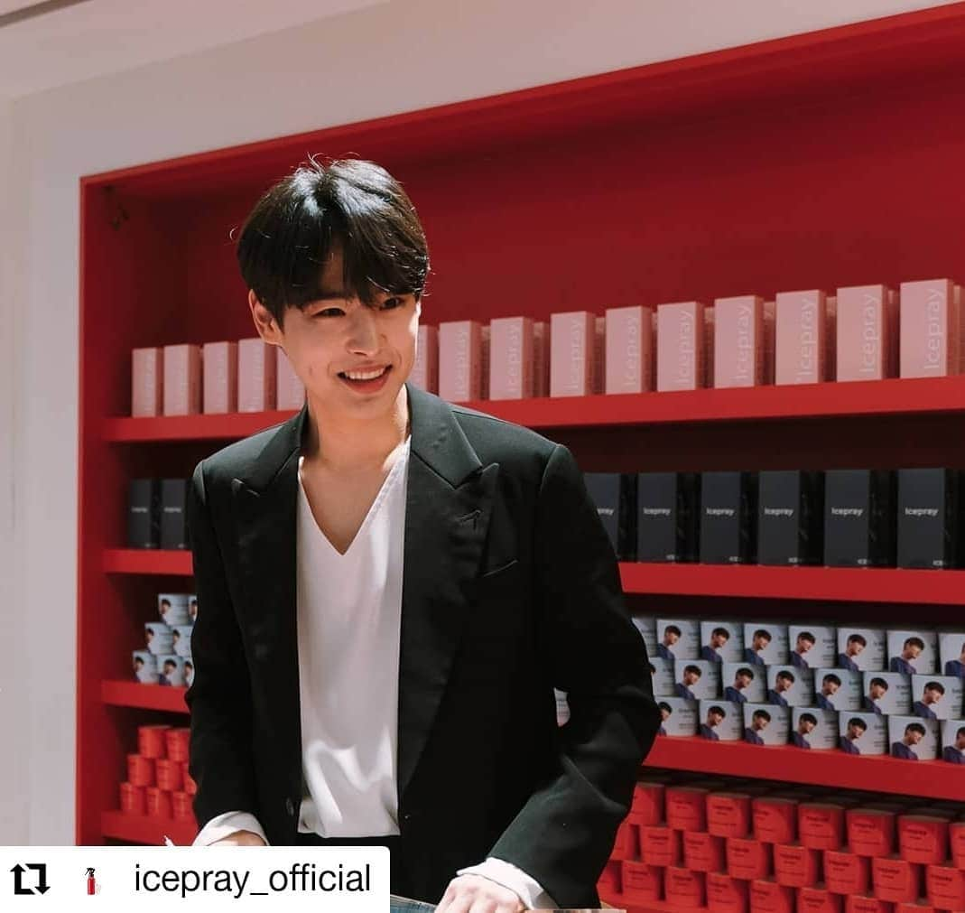 Victonさんのインスタグラム写真 - (VictonInstagram)「#Repost @icepray_official • • • • • • 신사동 가로수길 Garosu Gil (팬싸인회 스케치 컷)  아이스프레이가 담은 아티스트 #최병찬 의 따뜻한 모습들을 몇 컷 공개합니다 💛  추운 날씨에 모두 고생많으셨어요💙  #아이스프레이 #icepray #피부소화기 #최병찬 #Choibyungchan #병찬 #빅톤 #Victon #가로수길 #팝업 #팝업스토어 #가로수길카페 #신사동 #홍조 #피부건조 #세상은너무뜨거워 #피부트러블」12月8日 18時34分 - victon1109