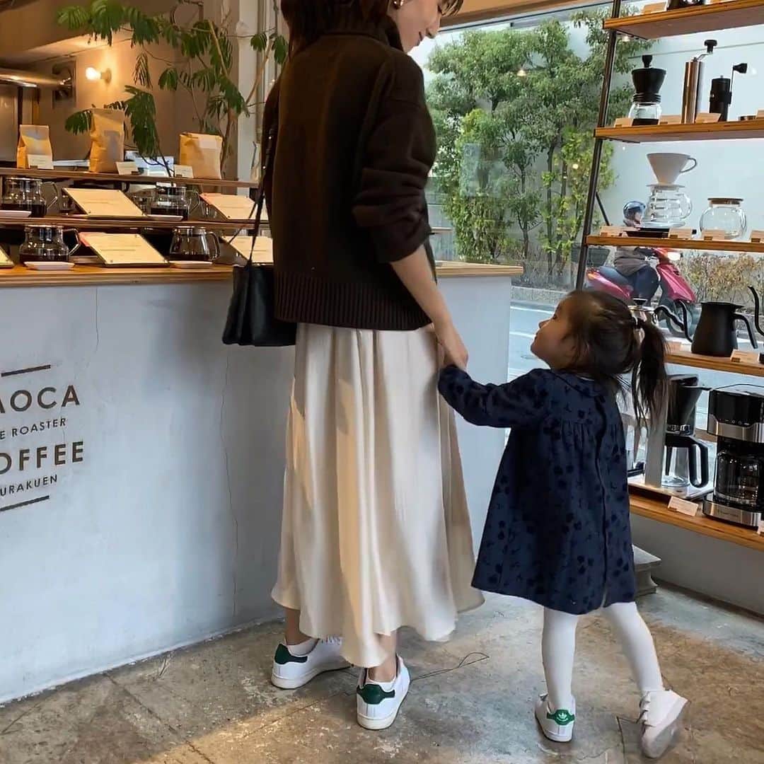 美生のインスタグラム：「#familyday﻿ ﻿ ﻿ ウールの入ったタートルニット🧶は﻿ あったかいしマフラーいらず♡﻿ saleしてます♡﻿ ﻿ ﻿ シャイニースカートは﻿ 新色も絶対コンプリートしたいくらいお気に入り♡﻿ @donobanweb 20ssもめちゃ楽しみ♡﻿ ﻿ ﻿」