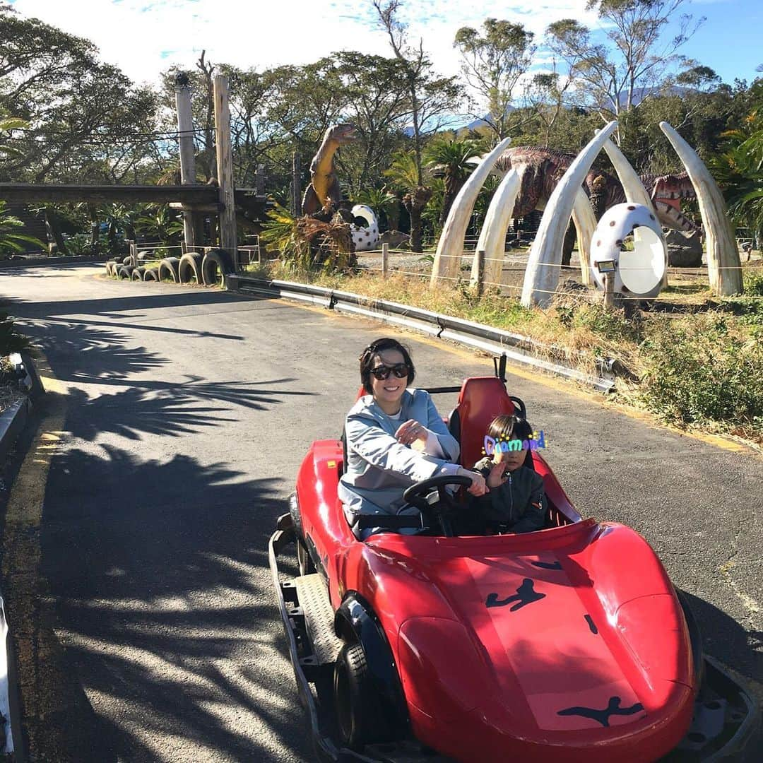 蒲生麻由さんのインスタグラム写真 - (蒲生麻由Instagram)「母とキッズと♨️旅行@熱海 2日目は、伊豆まで足を伸ばして 長男が思いっきり遊べそうな “伊豆ぐらんぱる公園”へ お天気も良くて最高〜❣️ #mamalife #♨️旅行 #子連れ旅行 #子連れスポット #伊豆ぐらんぱる公園 #夕方には帰ったのでイルミネーションは見られなかった #2歳10ヶ月男の子  #生後3ヶ月 #ばあばと孫 #ばあばありがとう」12月8日 18時36分 - mayugamo_lamana