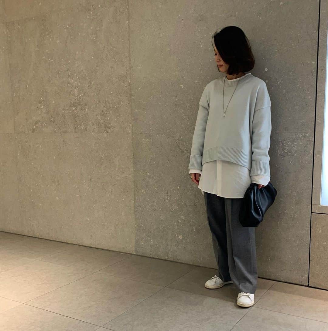 liiiiche23のインスタグラム：「・ ・ ゆるゆるでちょっと珍しめ。 @oldceline のチャンキーニット やっぱり可愛いなぁ。 ・ ・ #code #coordinate #fashion #outfit #outfitoftheday #ootd #dailylook #dailylook_japan #dailylook_jp #instafashion #celine #oldceline #セリーヌ #チャンキーニット #deuxiemeclasse #ドゥーズィエムクラス #白シャツ #milaowen #ミラオーウェン #ワイドパンツ #bottegaveneta #newbottega #ボッテガヴェネタ #adidas #adidasshoes #sneakers #スニーカー」