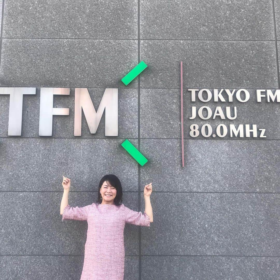 川村美保のインスタグラム：「毎日寒い日が続きます❄️ が私的ホットな話題を🥳  TOKYO FM AM9時〜11時放送 住吉美紀さんがパーソナリティを務める「Blue ocean」内で ラジオショッピングを担当することになりました😊❣️ 初回の放送は明日！ 10時26分頃です👏 月曜から木曜まで、隔週で担当します！！ 普段の生活のお供に是非😊 #大好きなラジオでお仕事できる喜び#是非聴いてくだ#tokyofm#ラジオ#ラジオショッピング#blueocean#日本直販#東京fm」