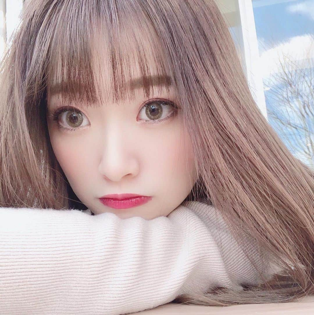 伊藤りかさんのインスタグラム写真 - (伊藤りかInstagram)「． スケスケ前髪とストレートヘア◌ (安いすきバサミでスケスケに。。🙄笑) * カラコンはTeAmoのVivian Brownだよ..！ 最近はずーっと濃いめメイクです🐘✩ * #女の子 #ぱっつん前髪 #可愛い #カラコン #ゆる巻き #シースルーバング  #メイク #メイクアップ #メイク詳細 #カラコンレポ  #ミディアム #ミディアムヘア #ミディアムボブ #ストレートヘア #セルフカット #ストレート #シースルー前髪 #濃いメイク #ストレートヘア #hair #hairarrange #make #makeup #mac #伊藤りか #snsクリエイター」12月8日 18時46分 - rrrika.i